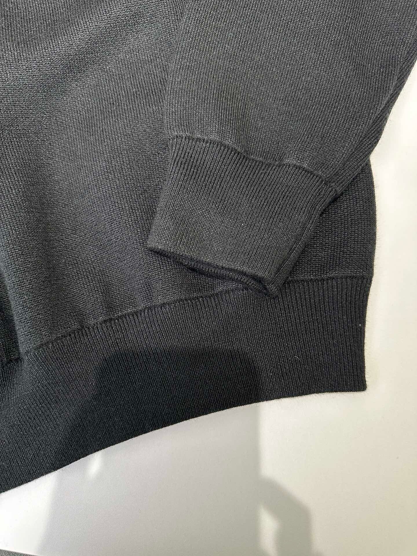 Schwarzes und himmelblaues Sweatshirt