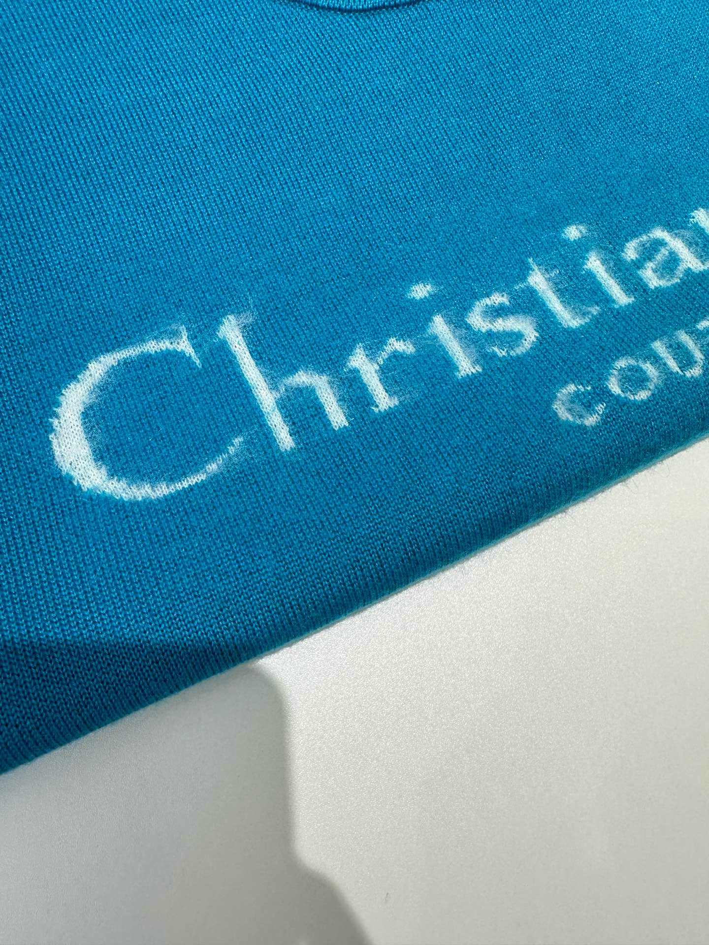 Schwarzes und himmelblaues Sweatshirt