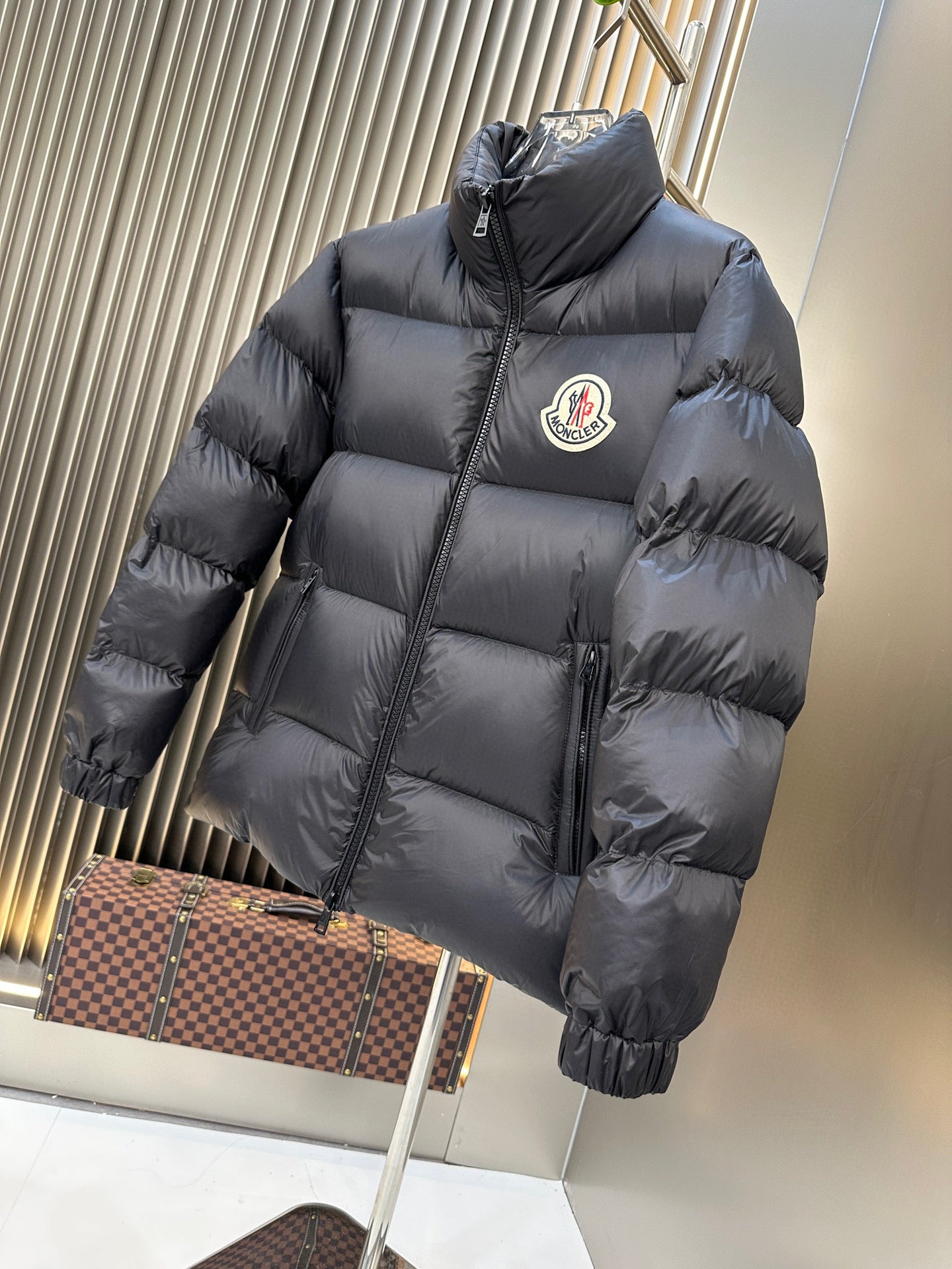 Chaqueta azul y negra