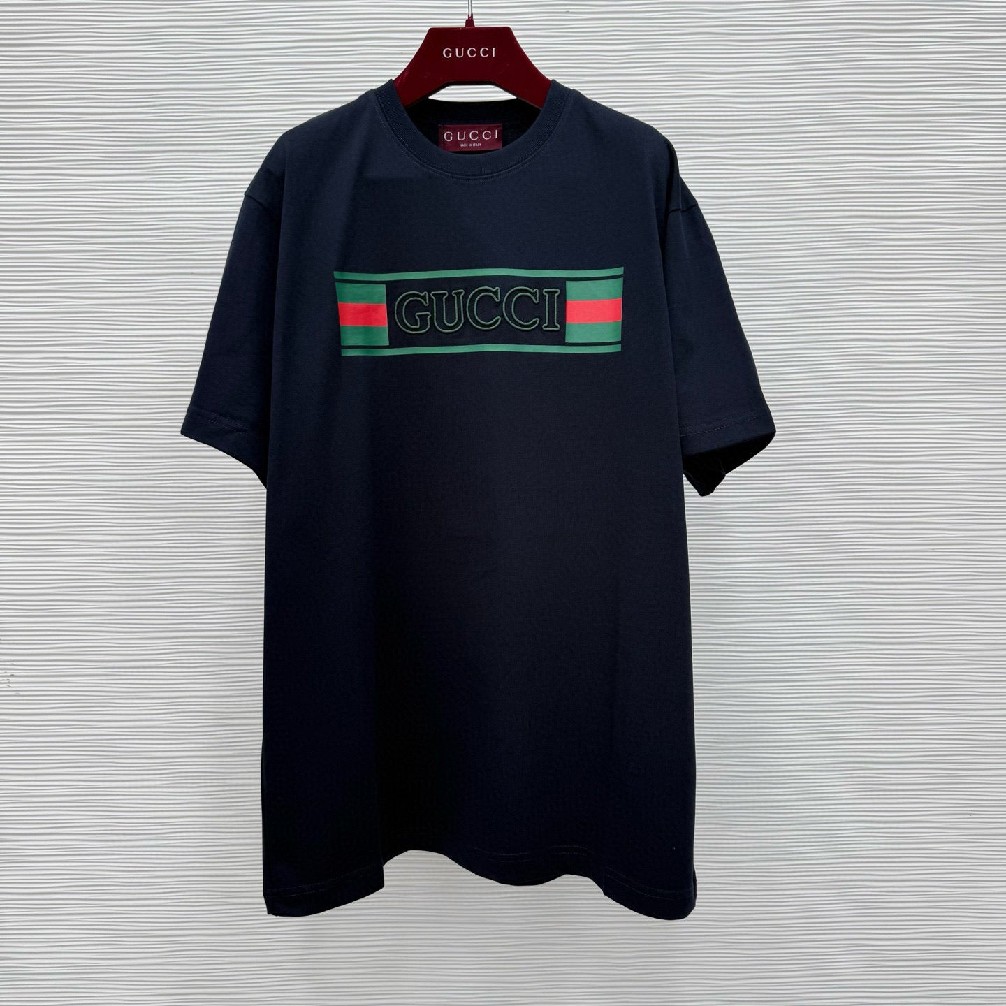 Schwarz-weißes T-Shirt