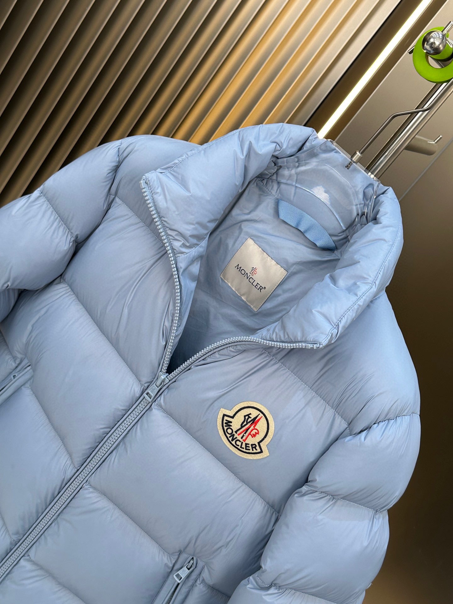 Chaqueta azul y negra