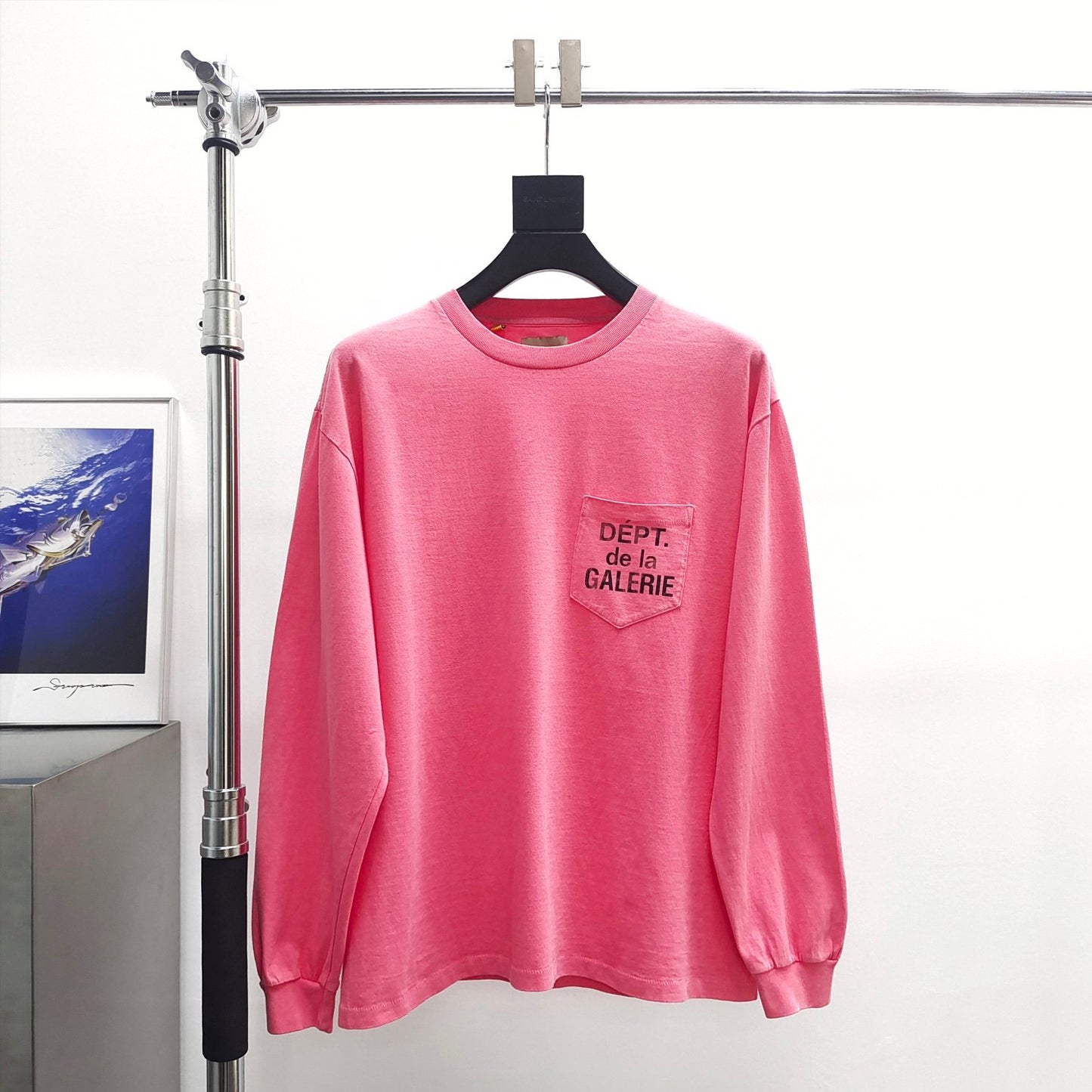 Weißes, blaues und rosa Sweatshirt