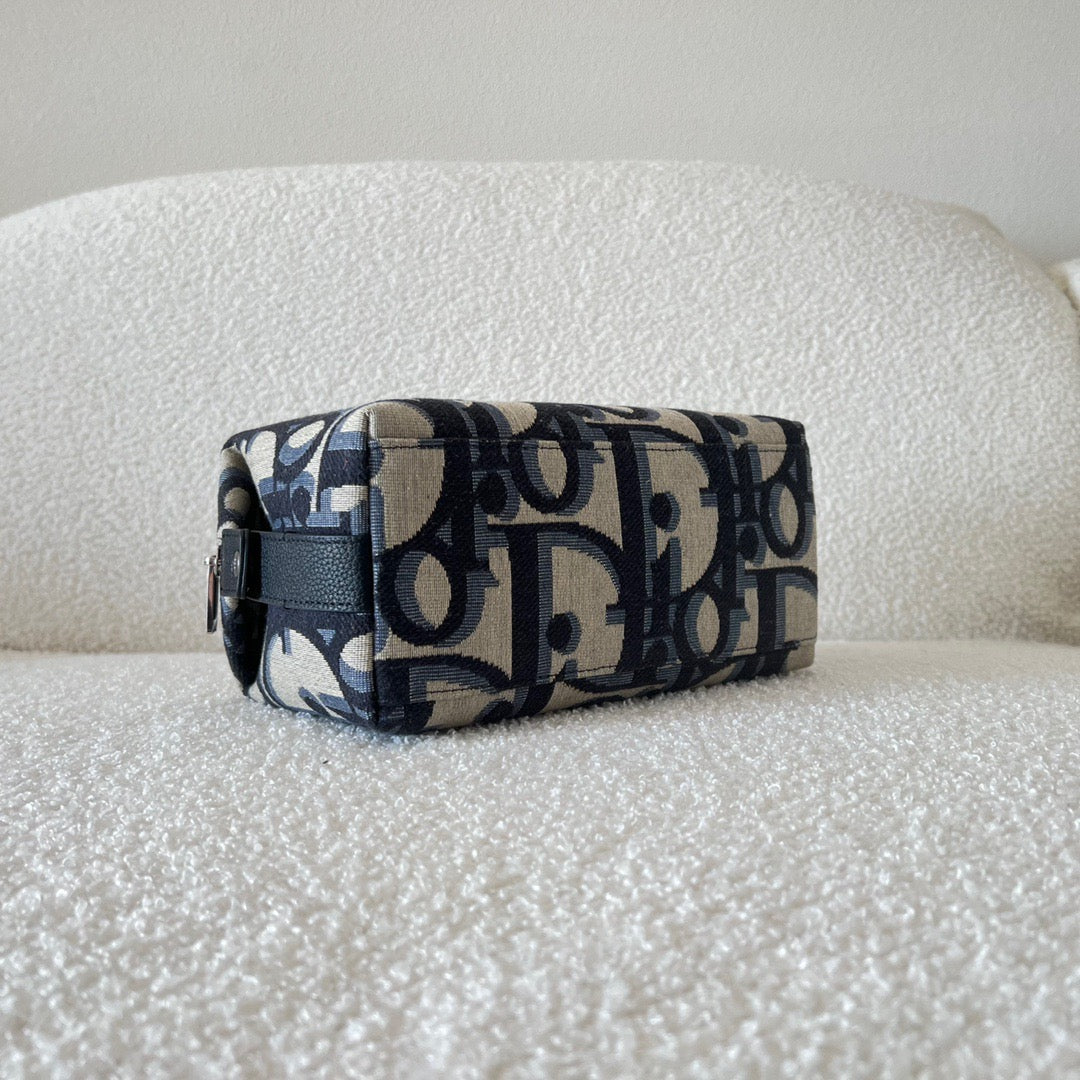 Blaue und schwarzgraue Tasche