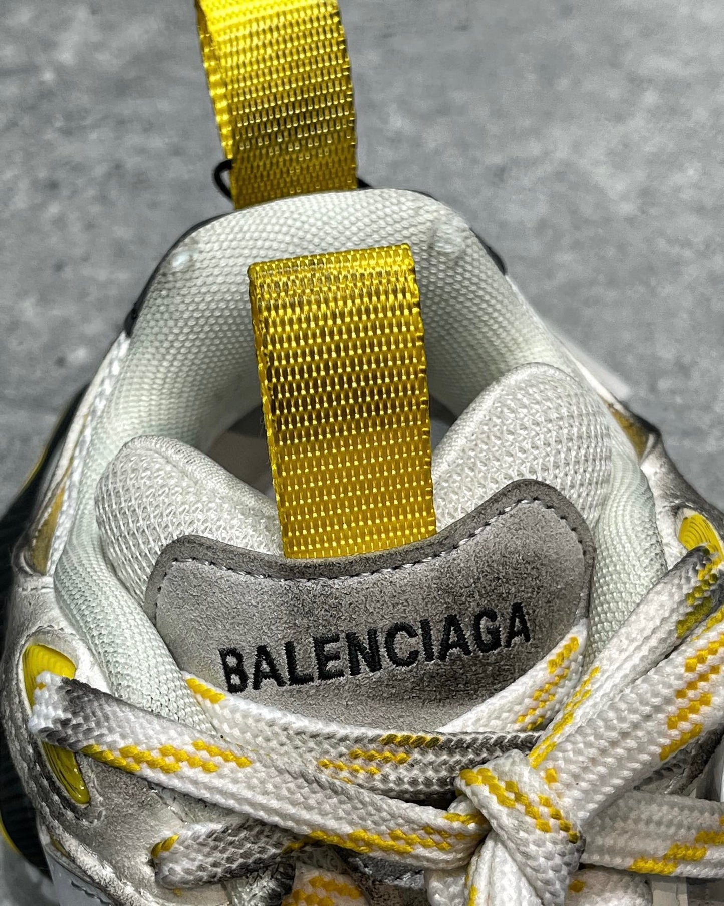Silbergelbe Schuhe