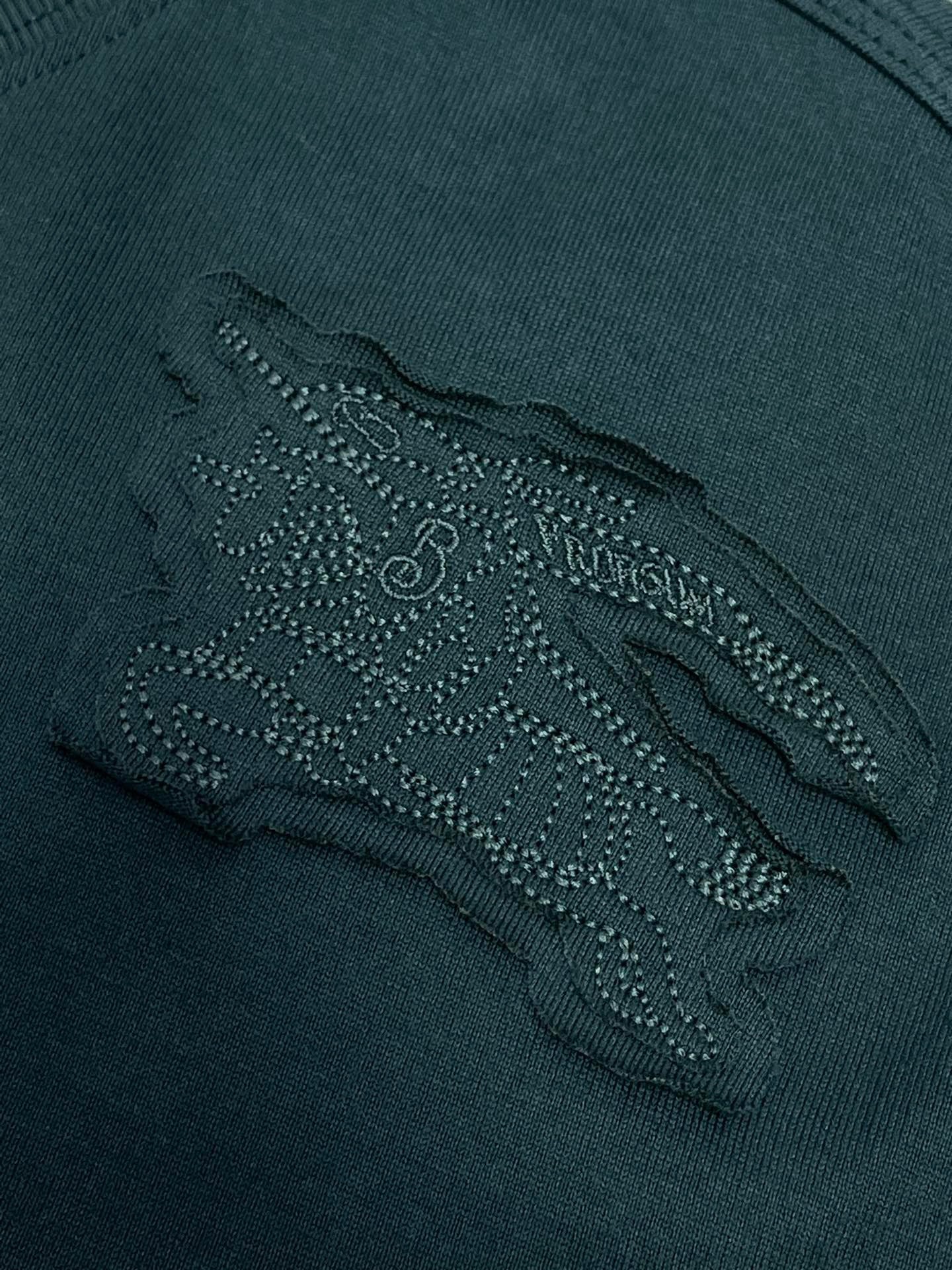Schwarzes, weißes, grünes und blaues T-Shirt