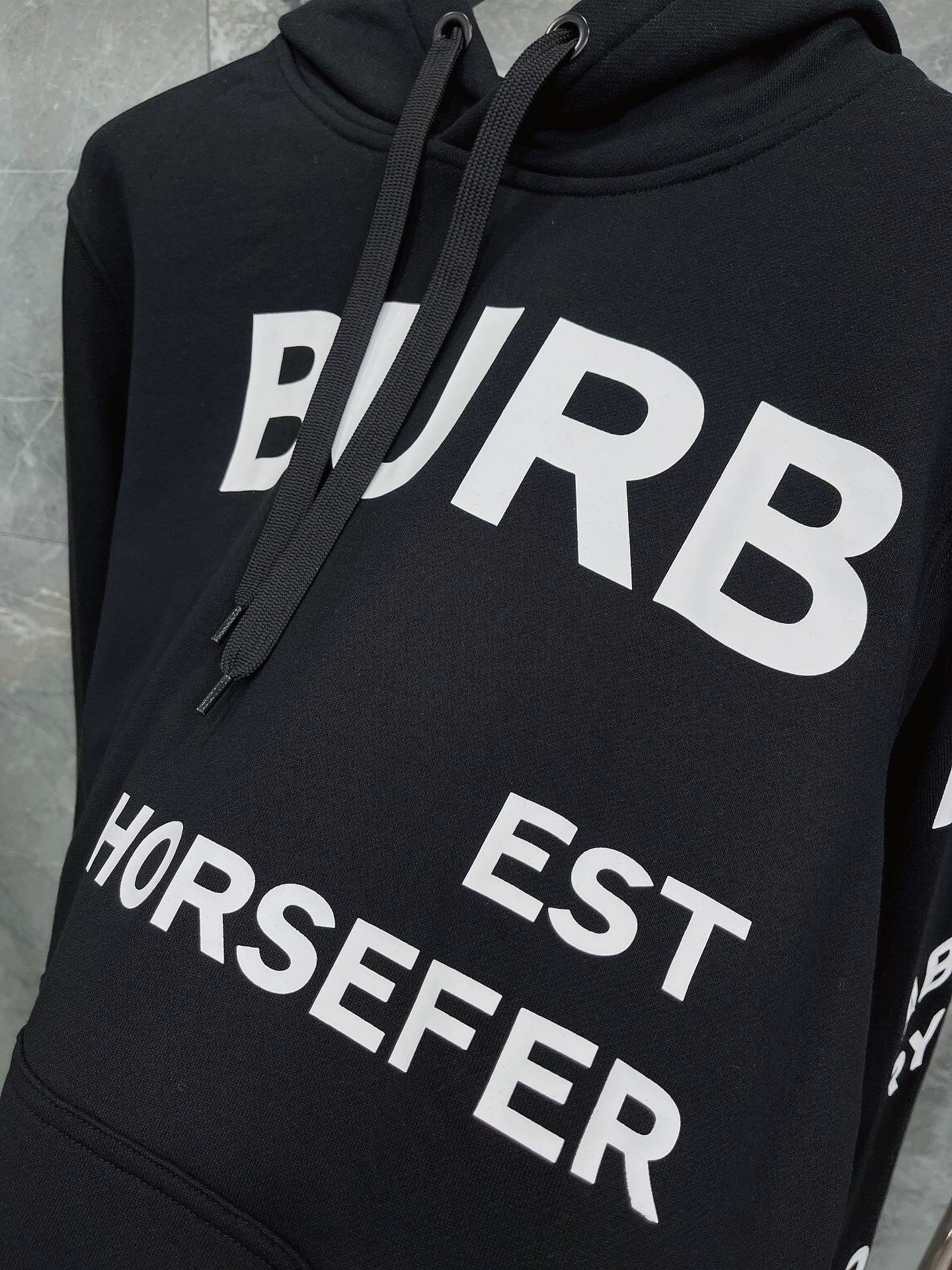 Sudadera con capucha negra, naranja claro y blanca