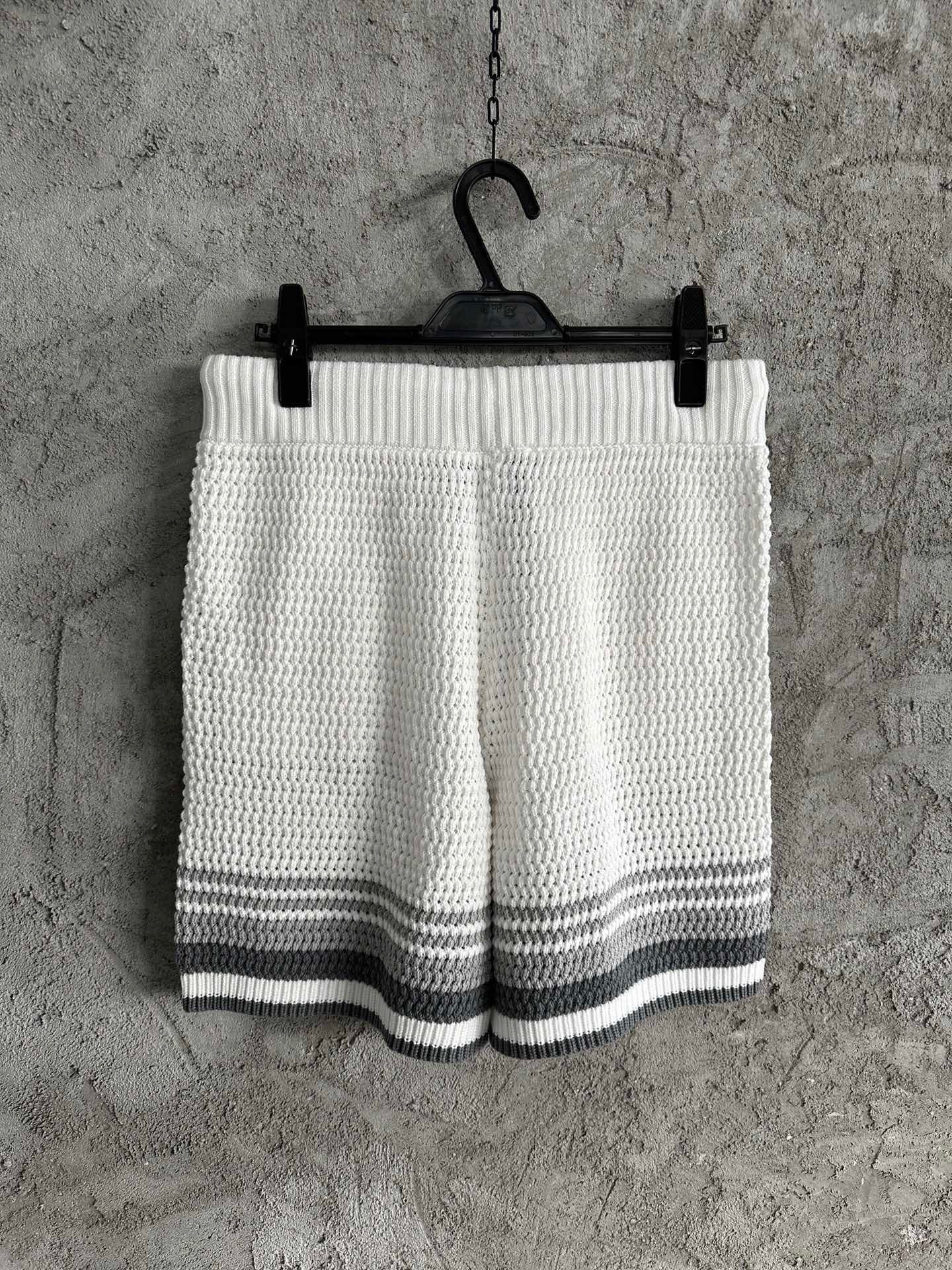 Weiß schwarz Short