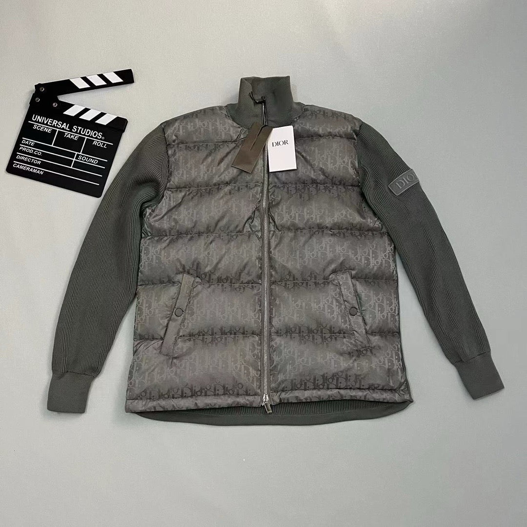 Schwarze, graue, blaue und weiße Jacke
