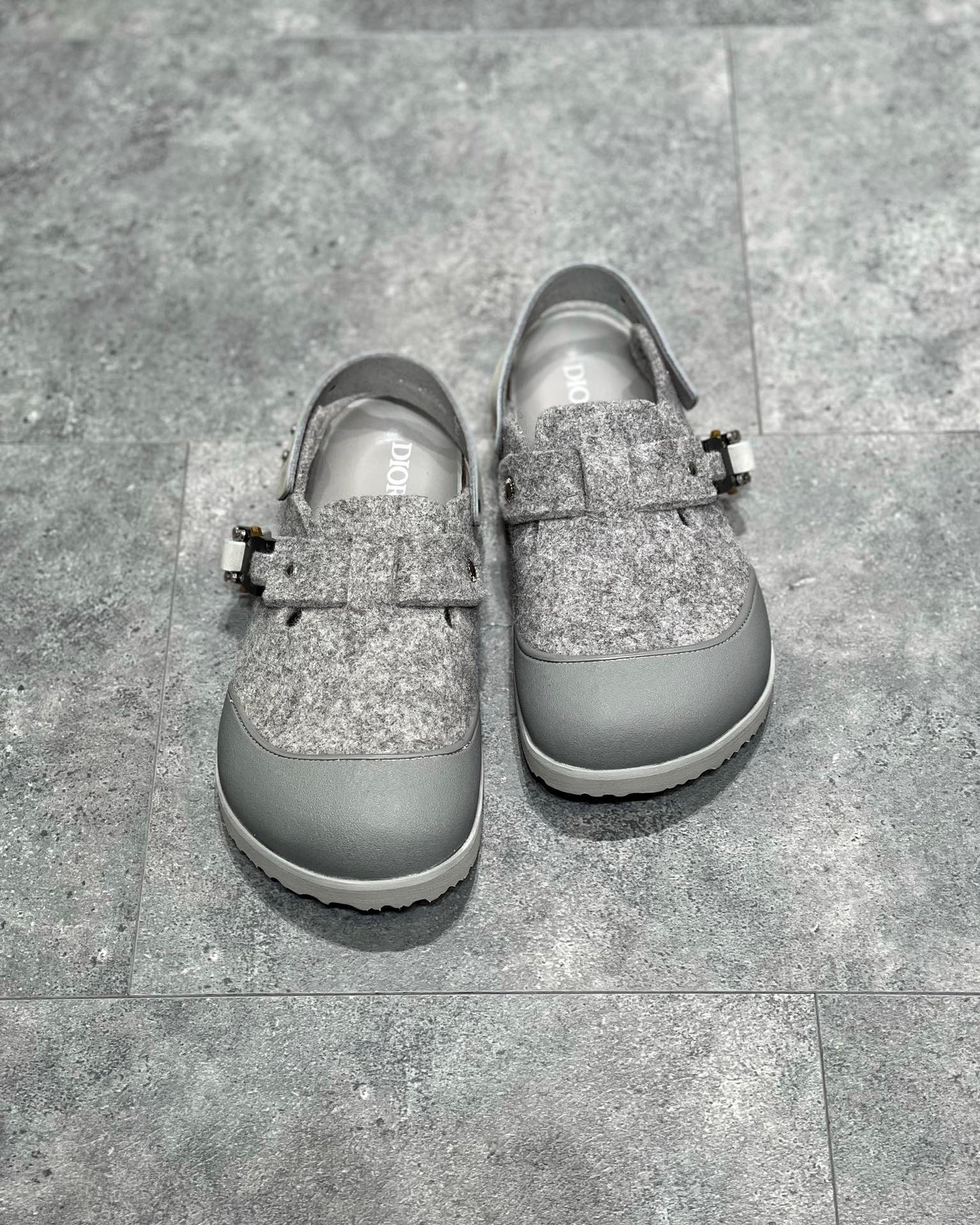 Schwarze, graue und cremefarbene Schuhe