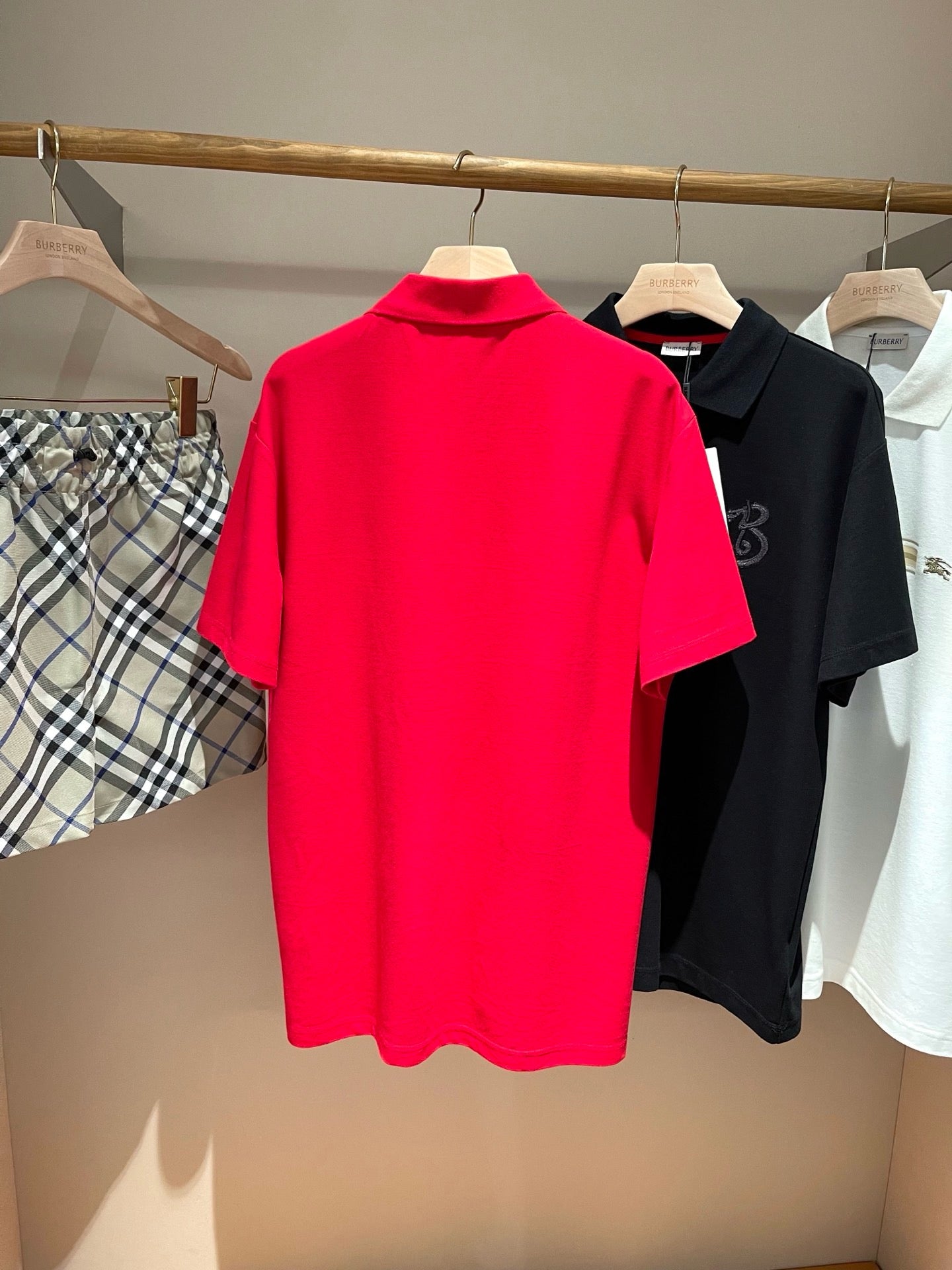 Rotes und schwarzes T-Shirt
