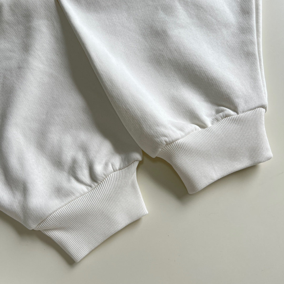 Sudadera con capucha en blanco y negro