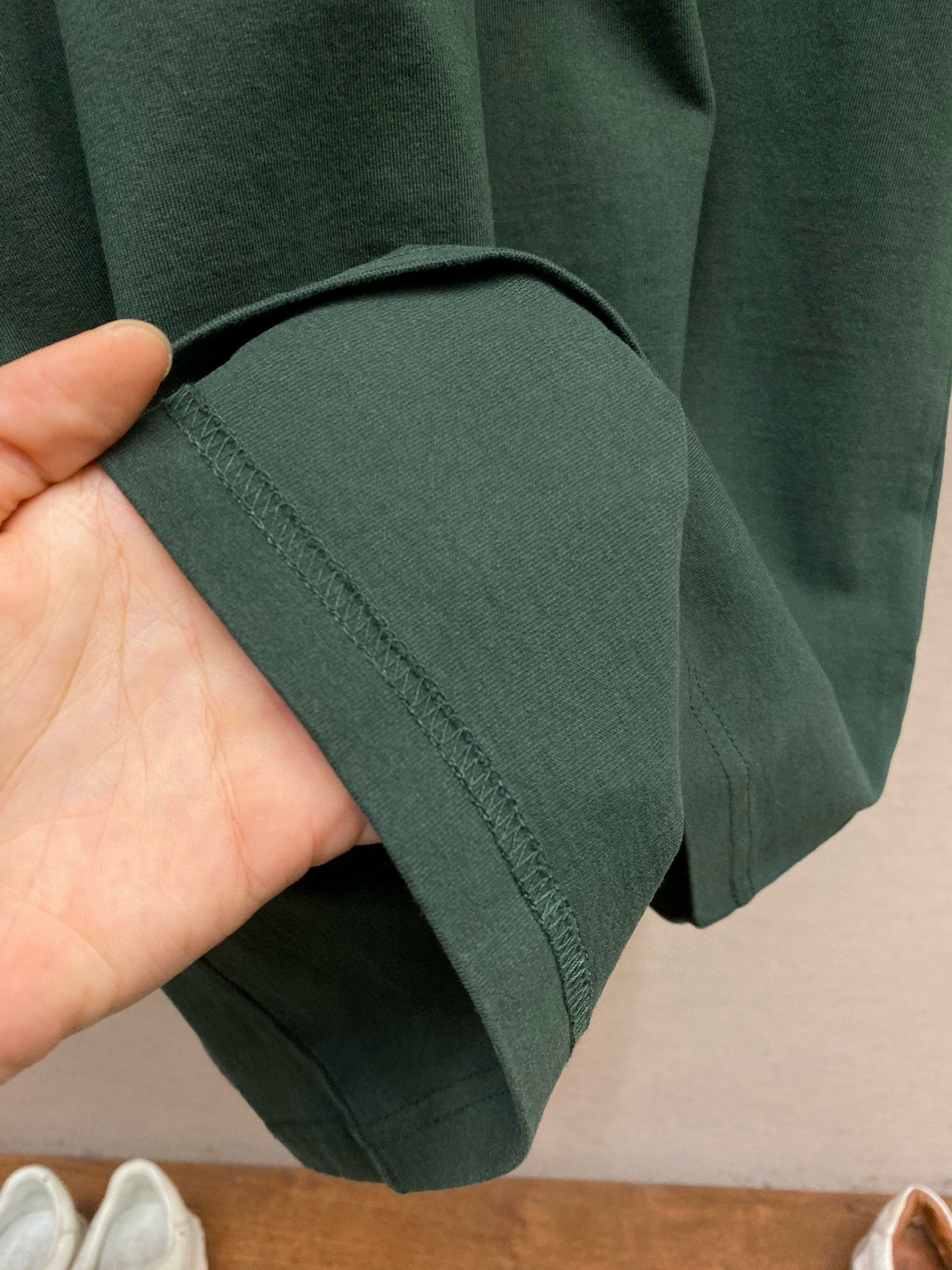 Schwarzes und grünes T-Shirt