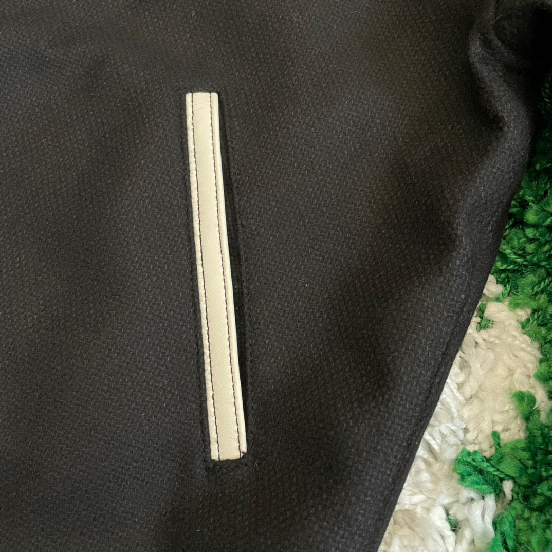 سترة سوداء وحمراء