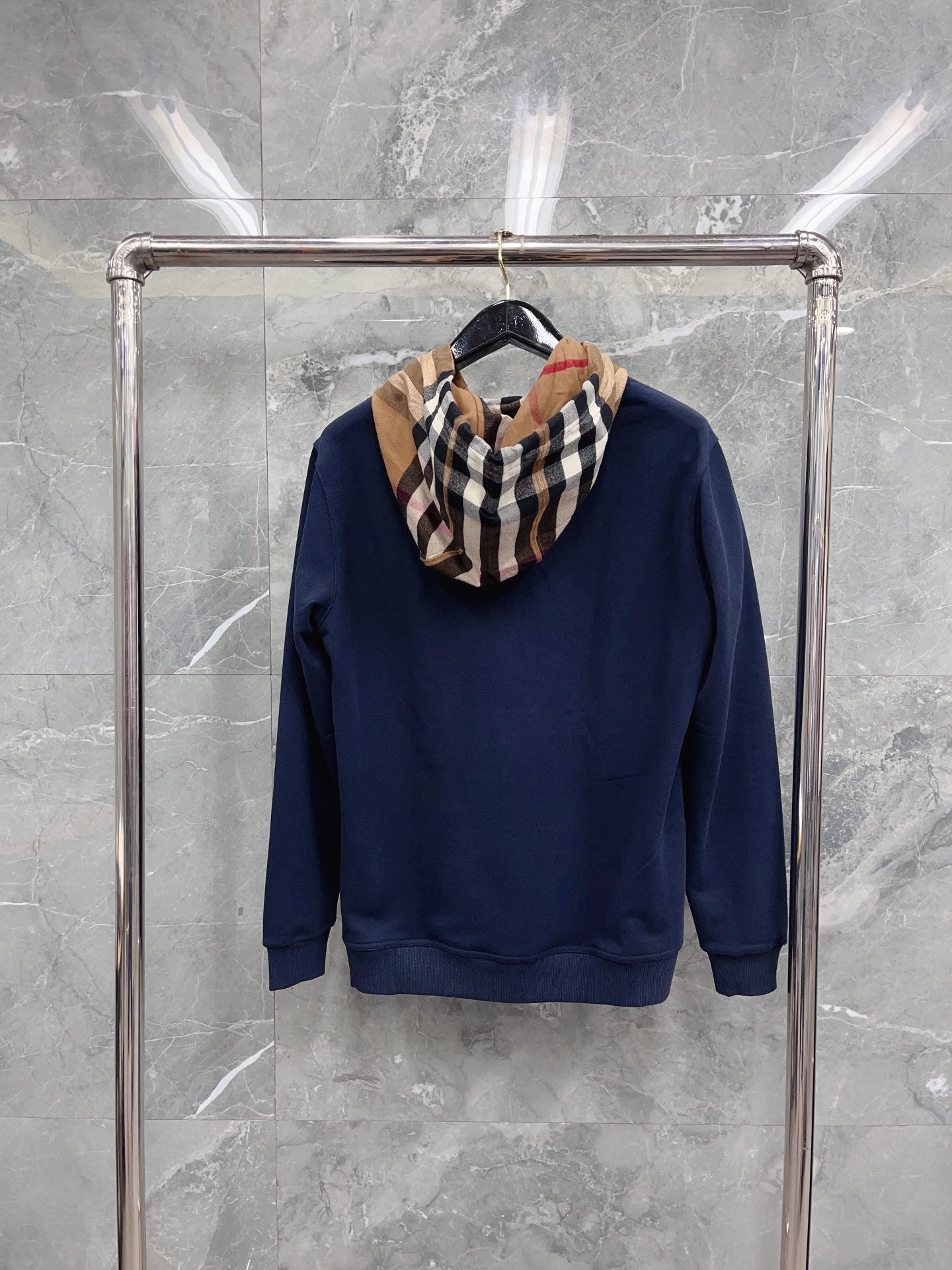 Sudadera con capucha negra, azul oscuro, gris y caqui