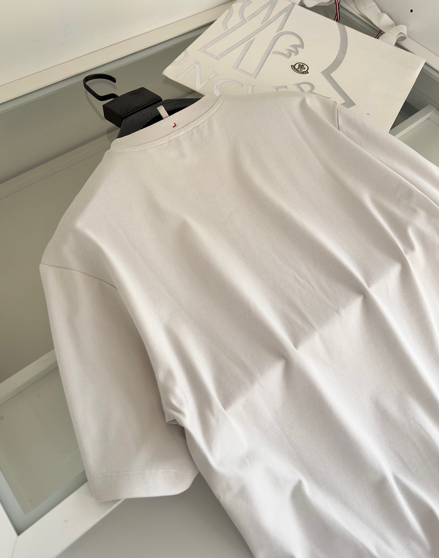 Camiseta negra y blanquecina