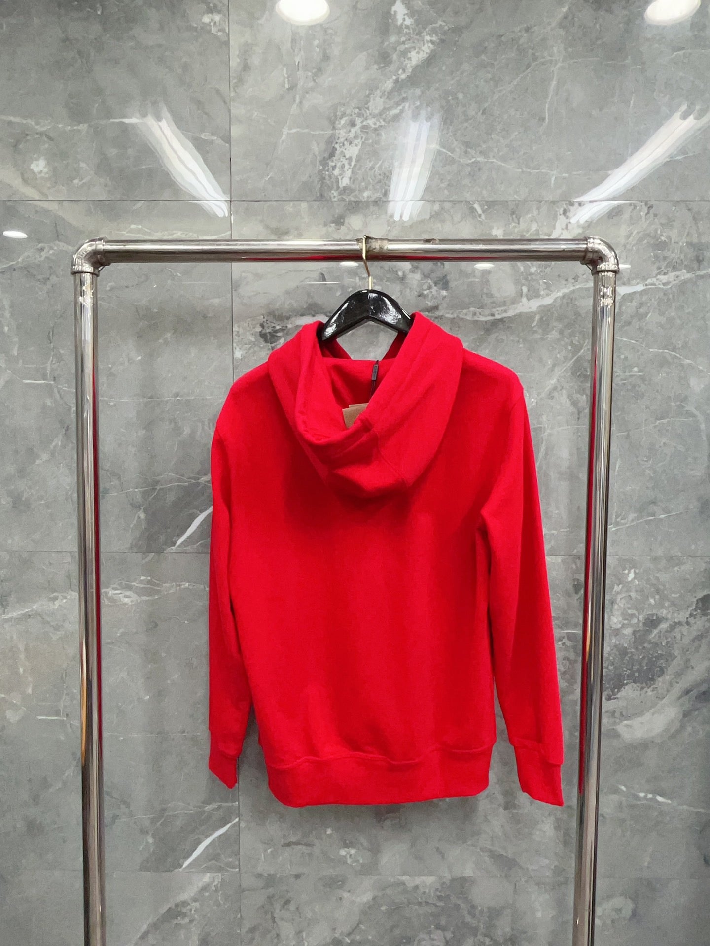 Sudadera con capucha negra, caqui, azul y roja
