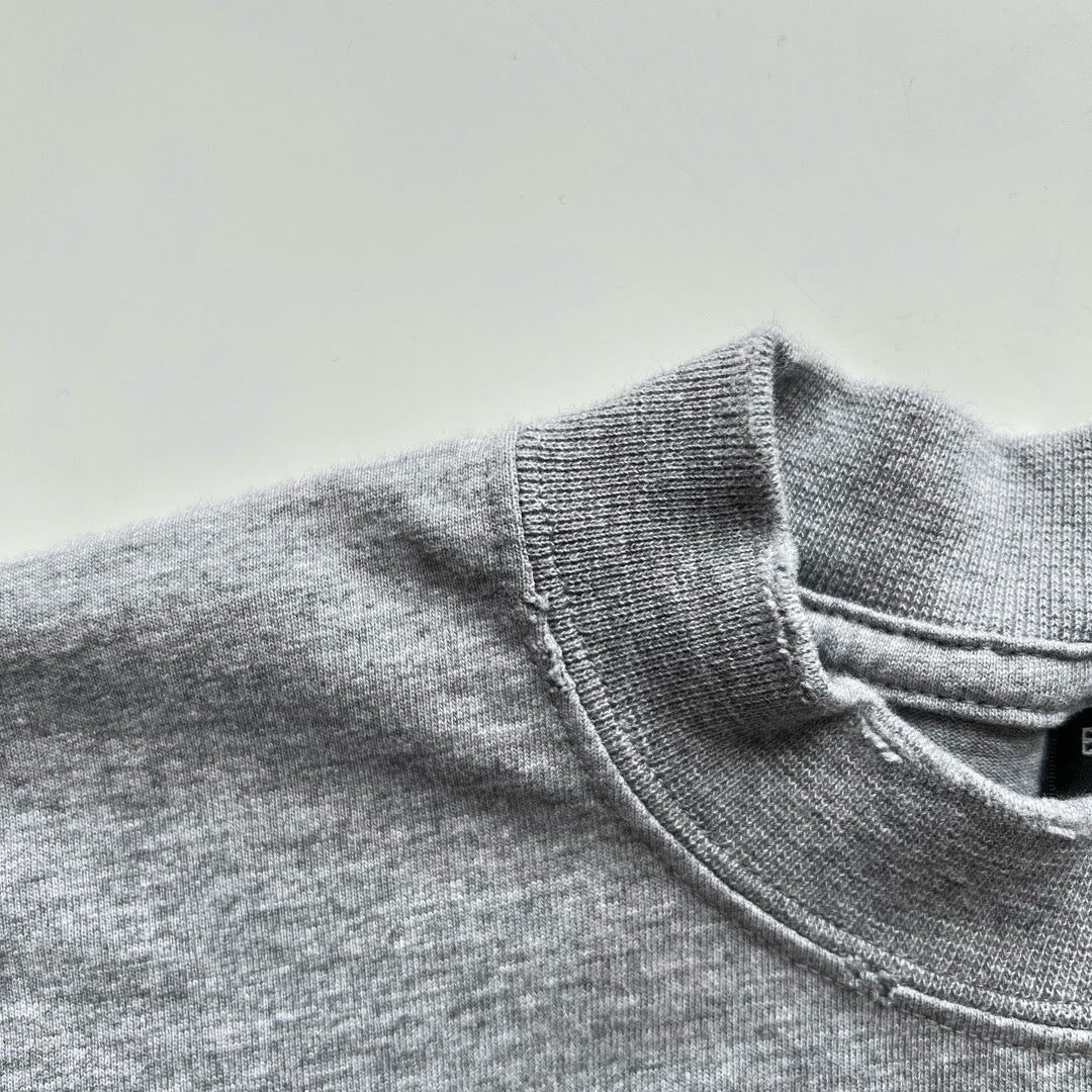 camiseta gris