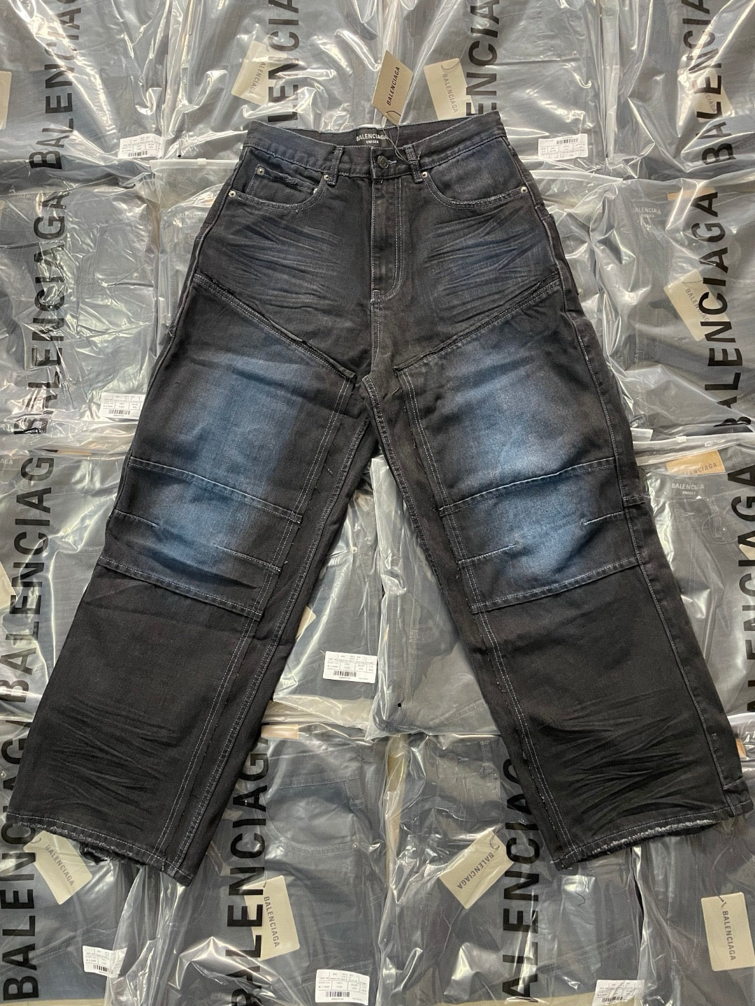 Schwarz-blaue Hose