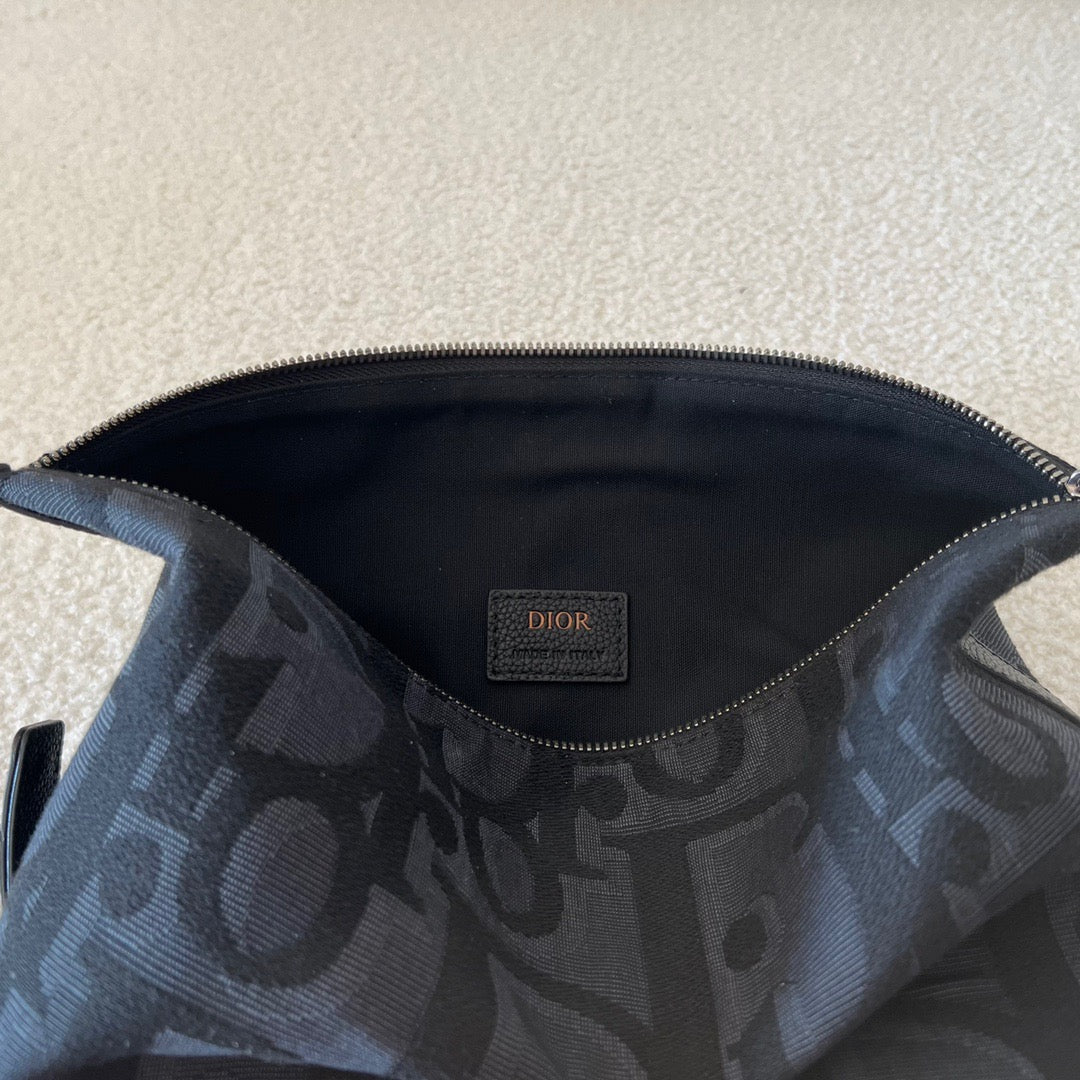 Blaue und schwarzgraue Tasche