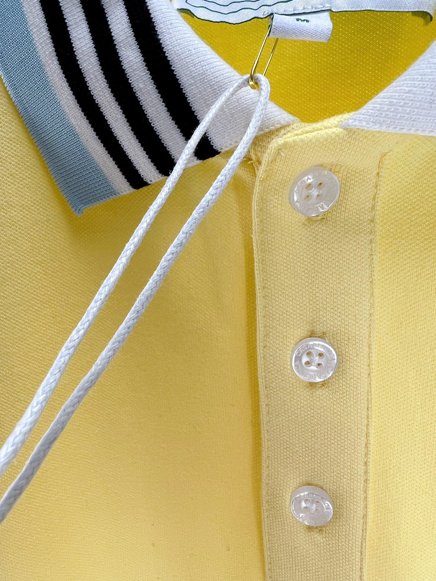 Polo amarillo y azul