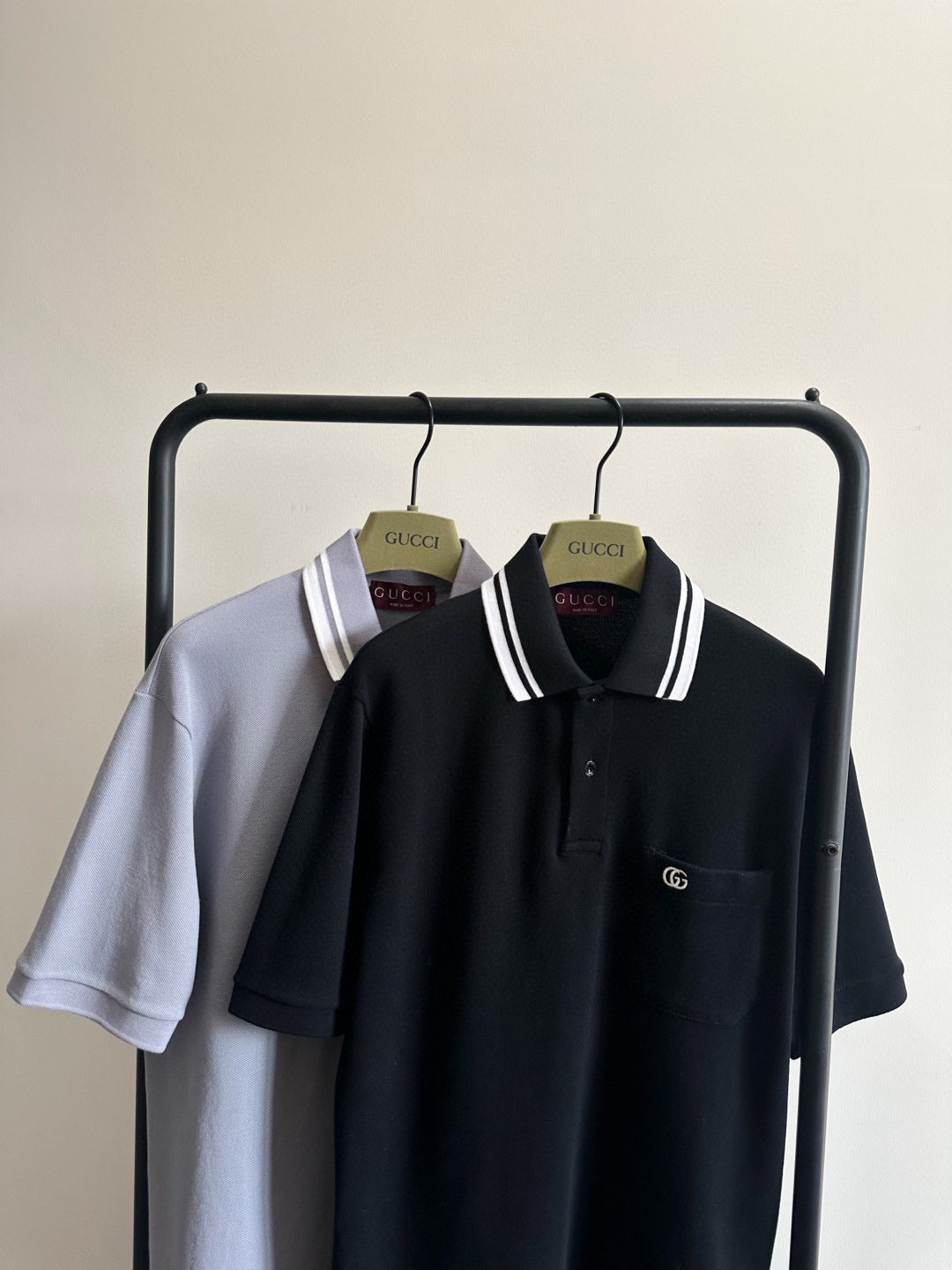 Schwarzes und graues Polo