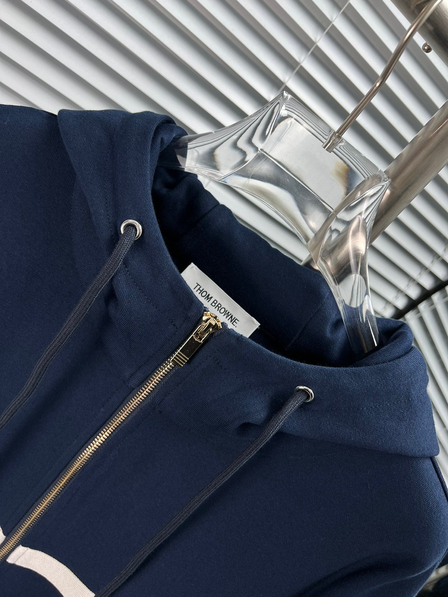 Dunkelblaue und schwarze Jacke