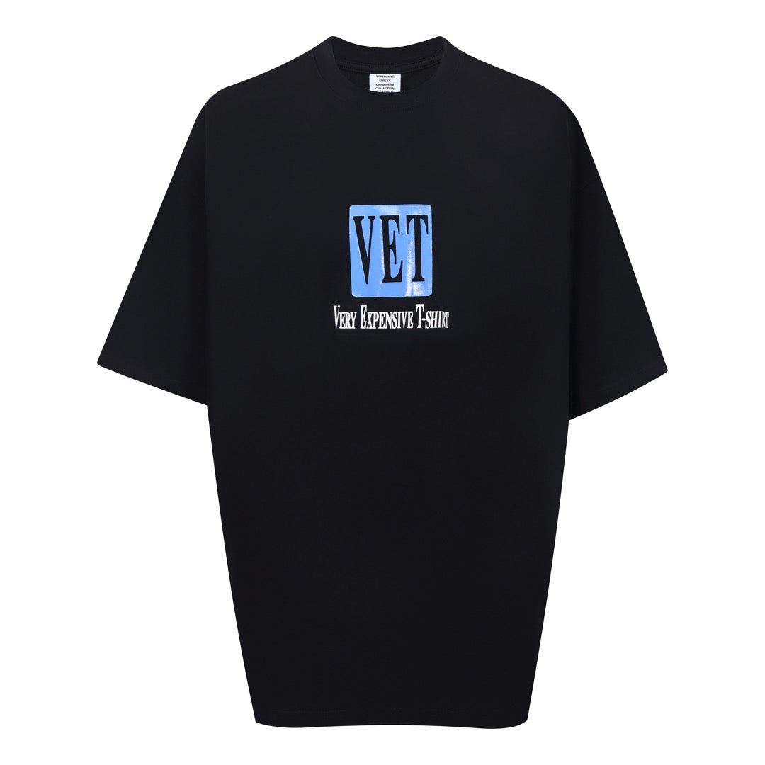 Weißes und schwarzes T-Shirt