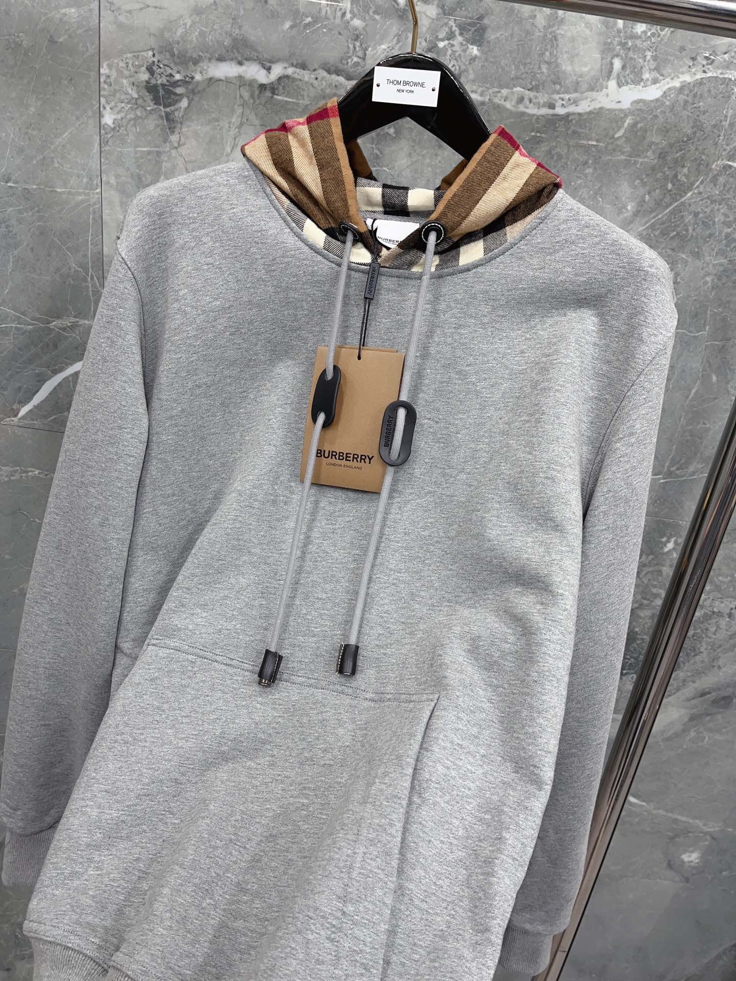 Sudadera con capucha negra, azul oscuro, gris y caqui