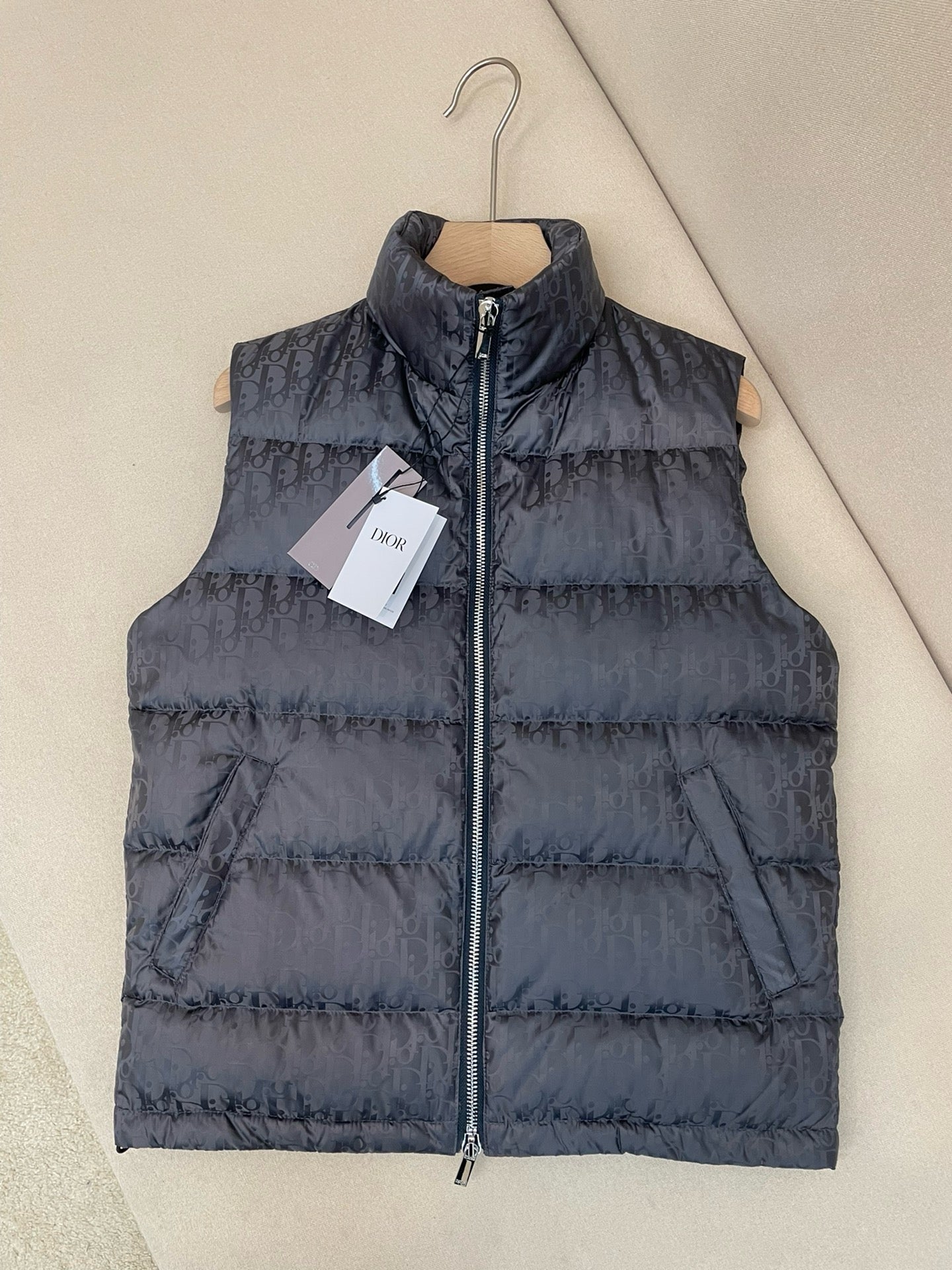 Chaqueta negra, gris y azul