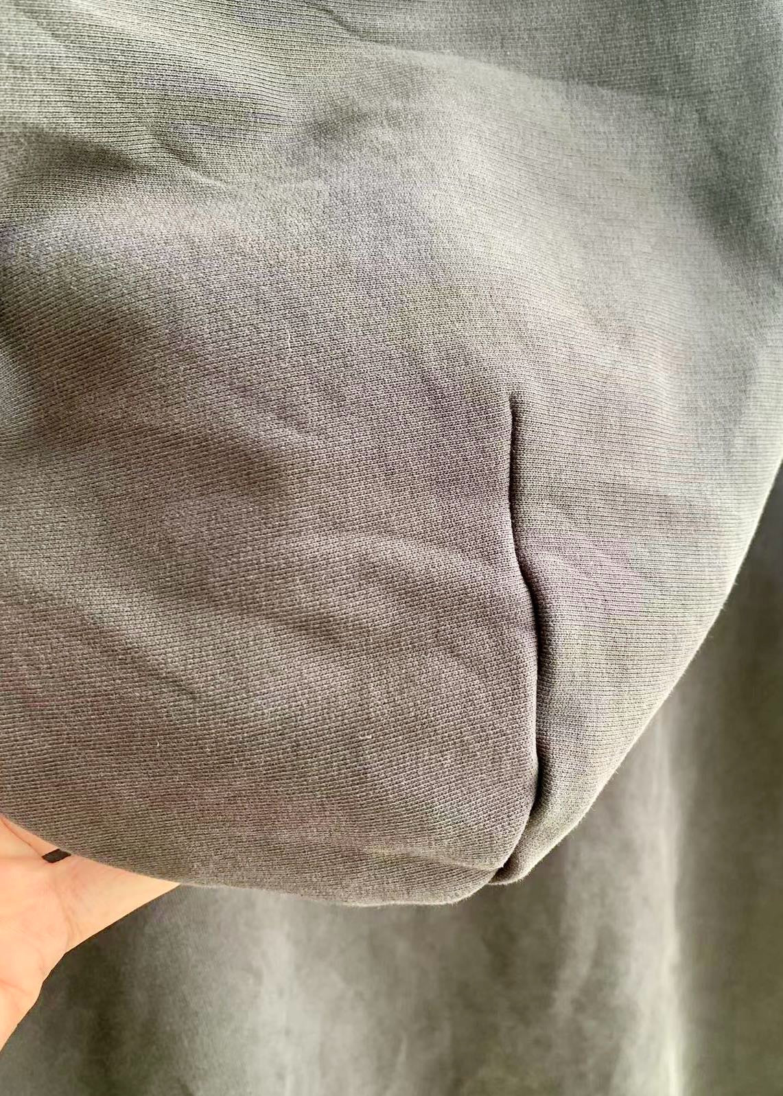 جارزة سوداء بقبعة شتوية
