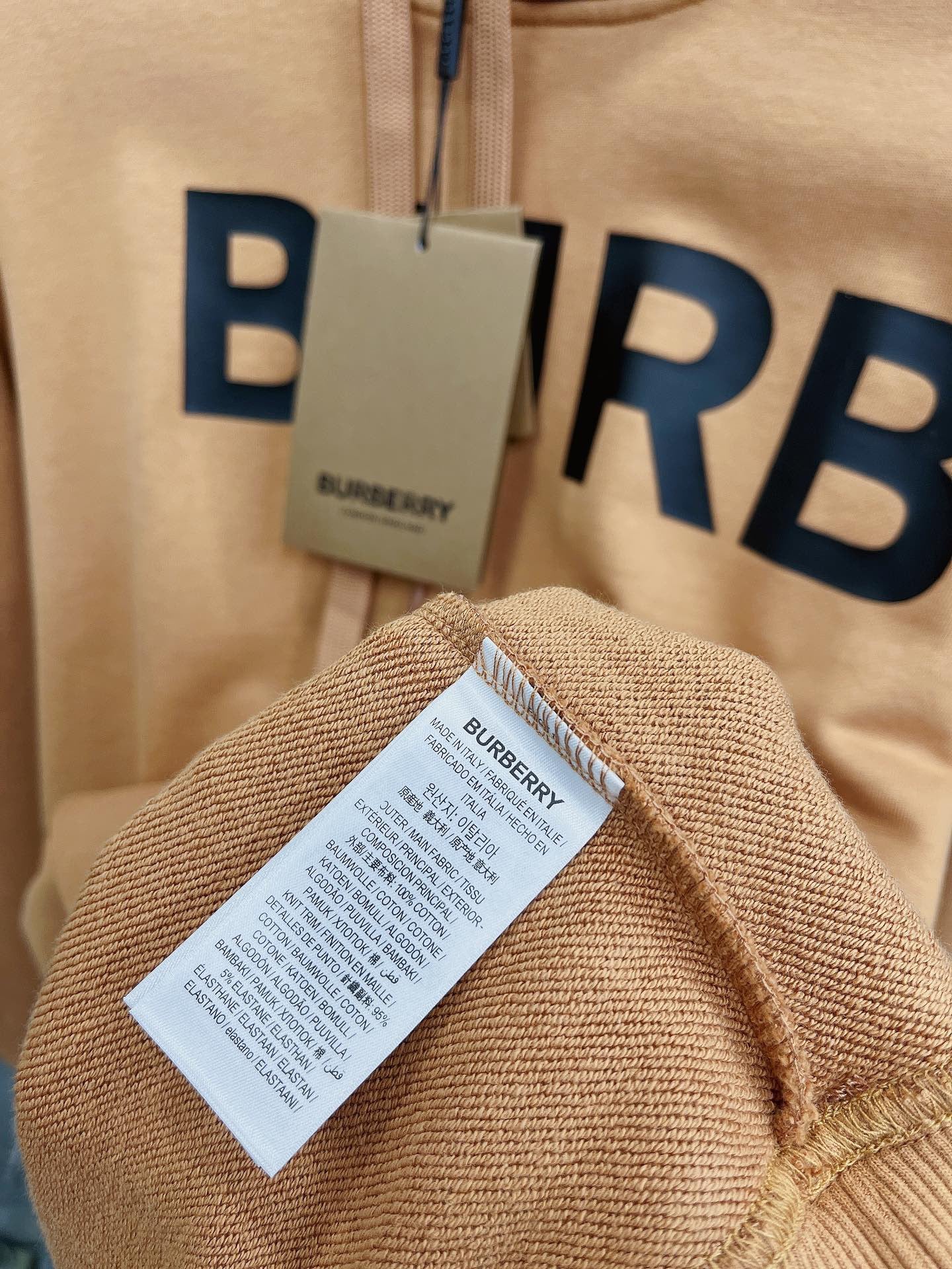 Sudadera con capucha negra, naranja claro y blanca
