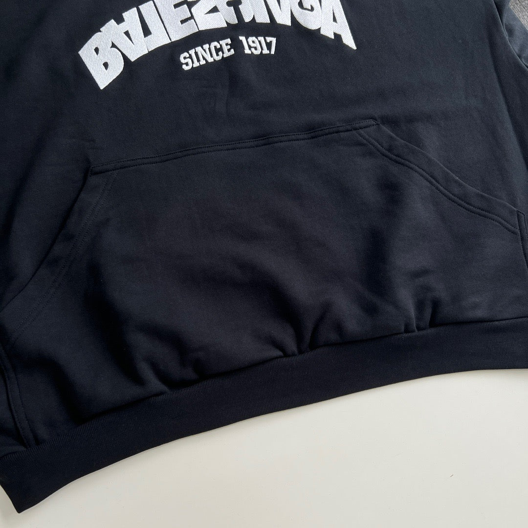 Sudadera con capucha en blanco y negro