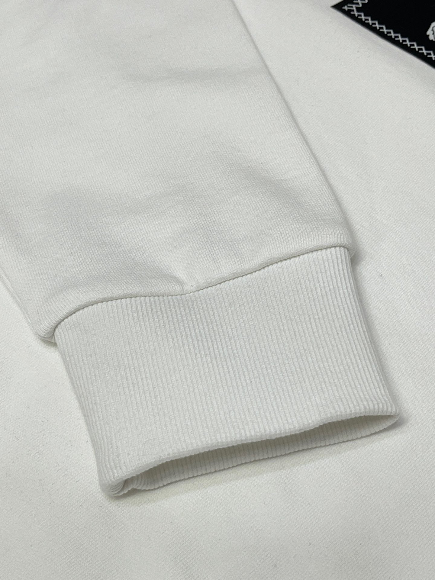 Sudadera con capucha en blanco y negro