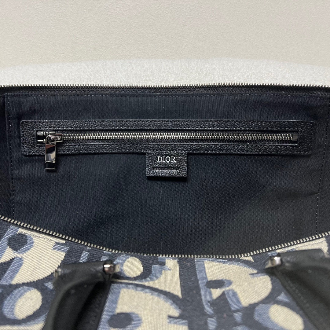 Blaue und schwarzgraue Tasche