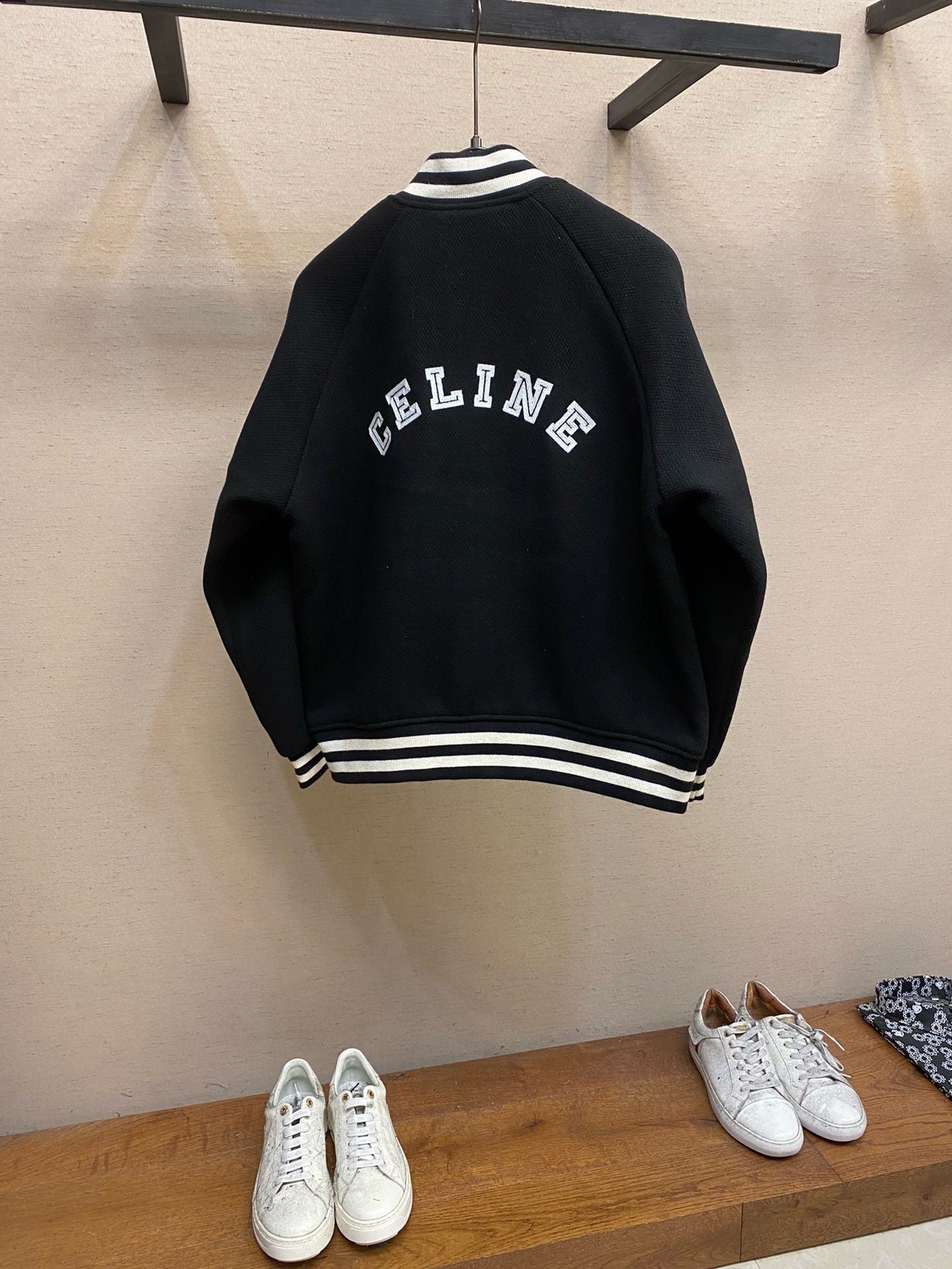 Chaqueta blanca y negra