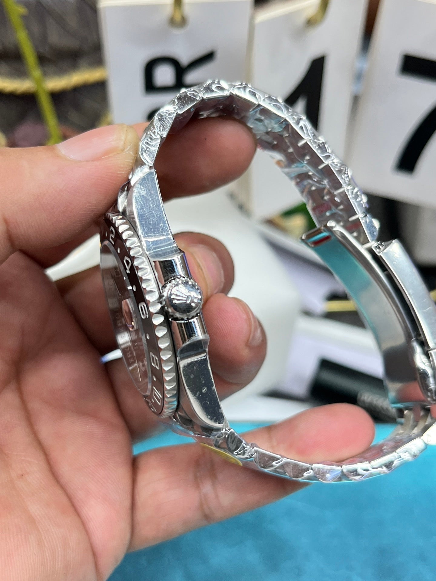 ساعة بيضاء