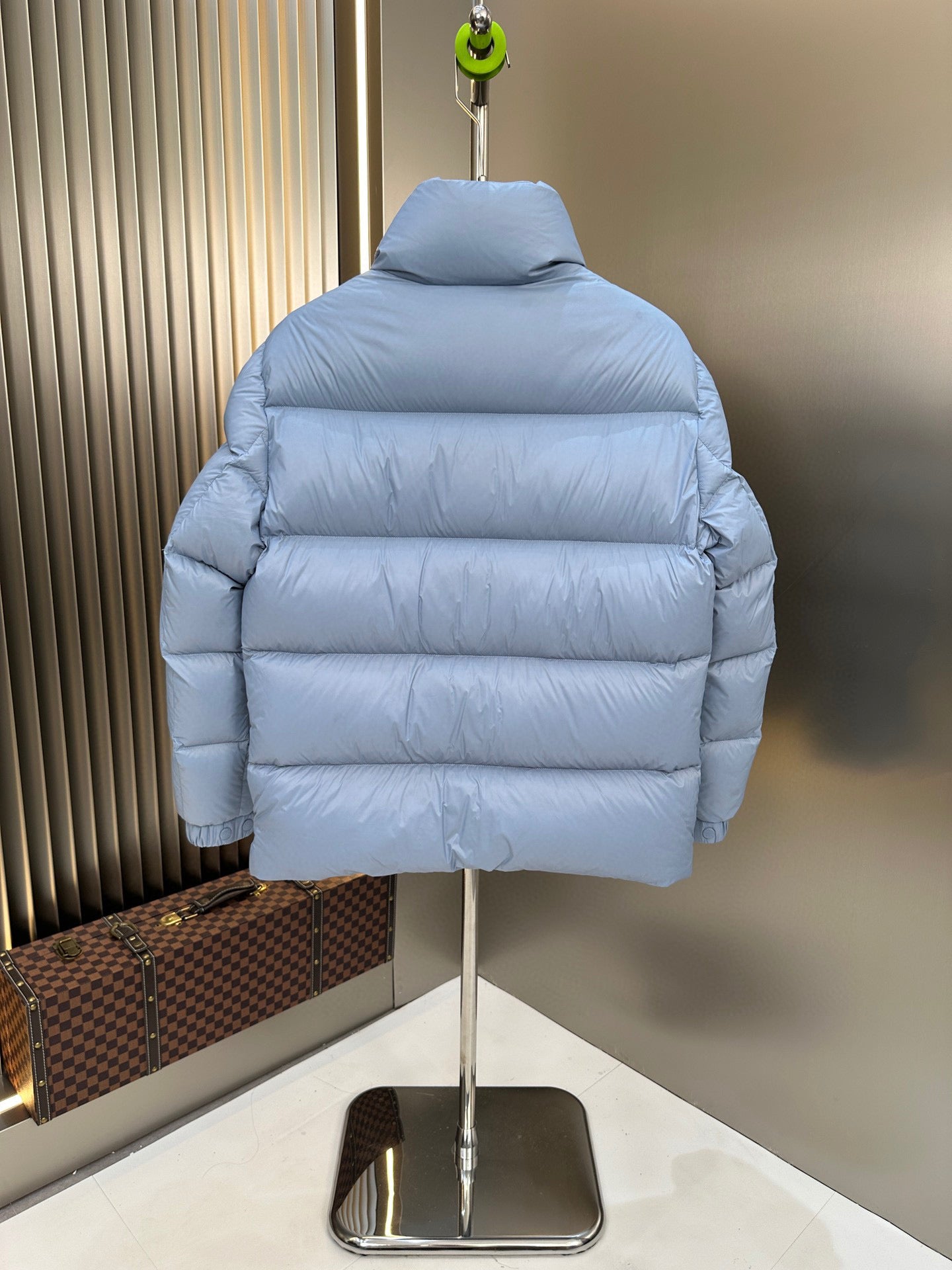 Chaqueta azul y negra