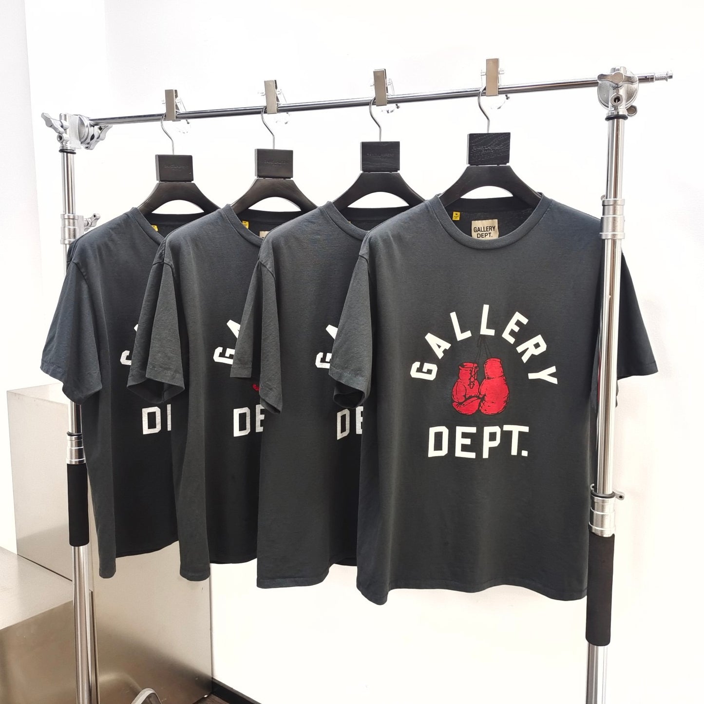 Camiseta amarilla, caqui y negra