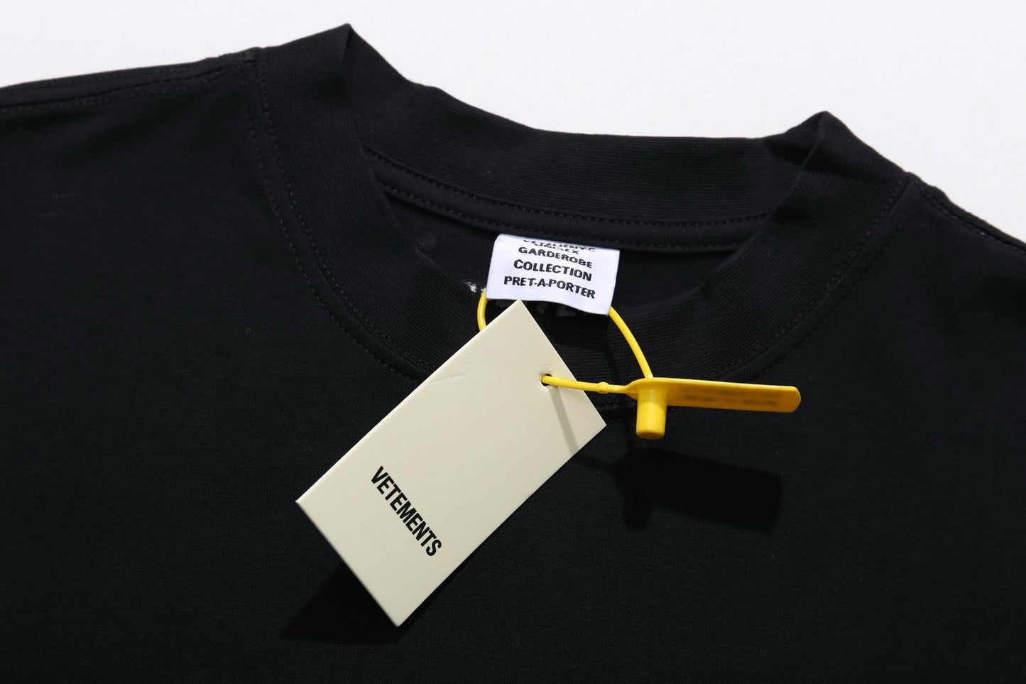 Weißes und schwarzes T-Shirt