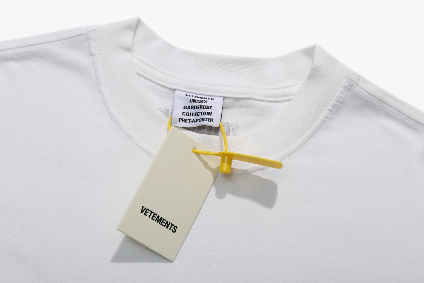 Weißes und schwarzes T-Shirt