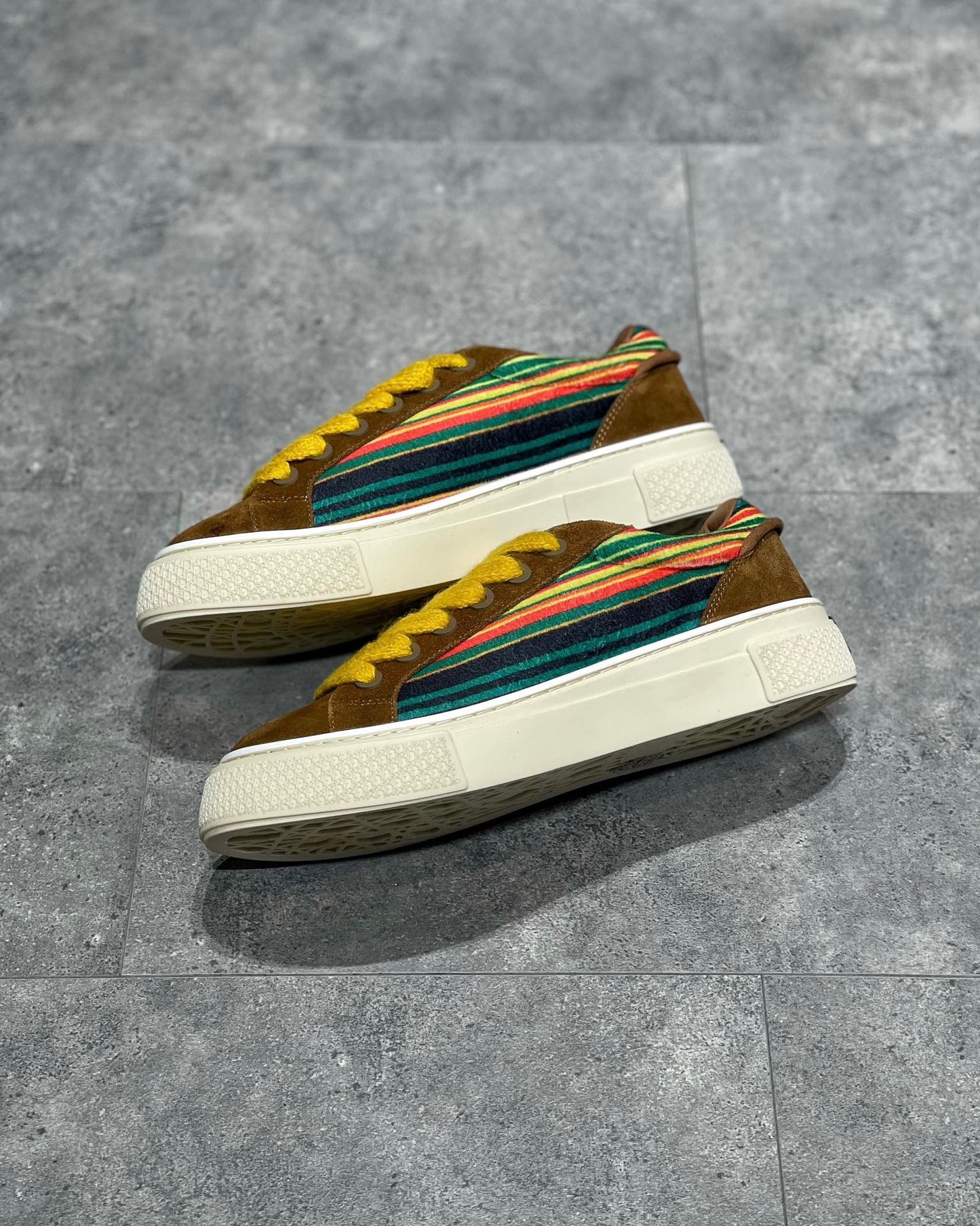 Mehrfarbige Schuhe