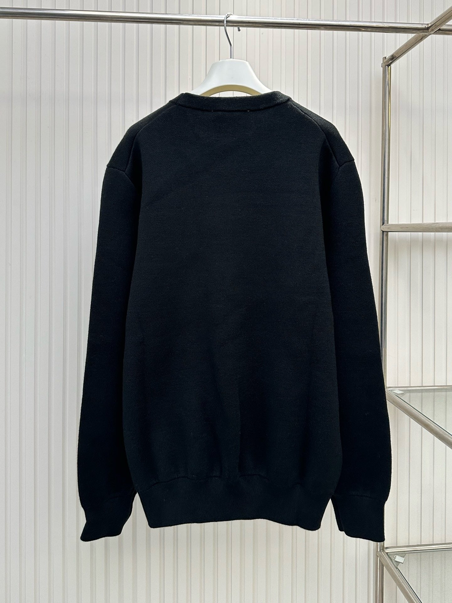 Schwarzes und himmelblaues Sweatshirt