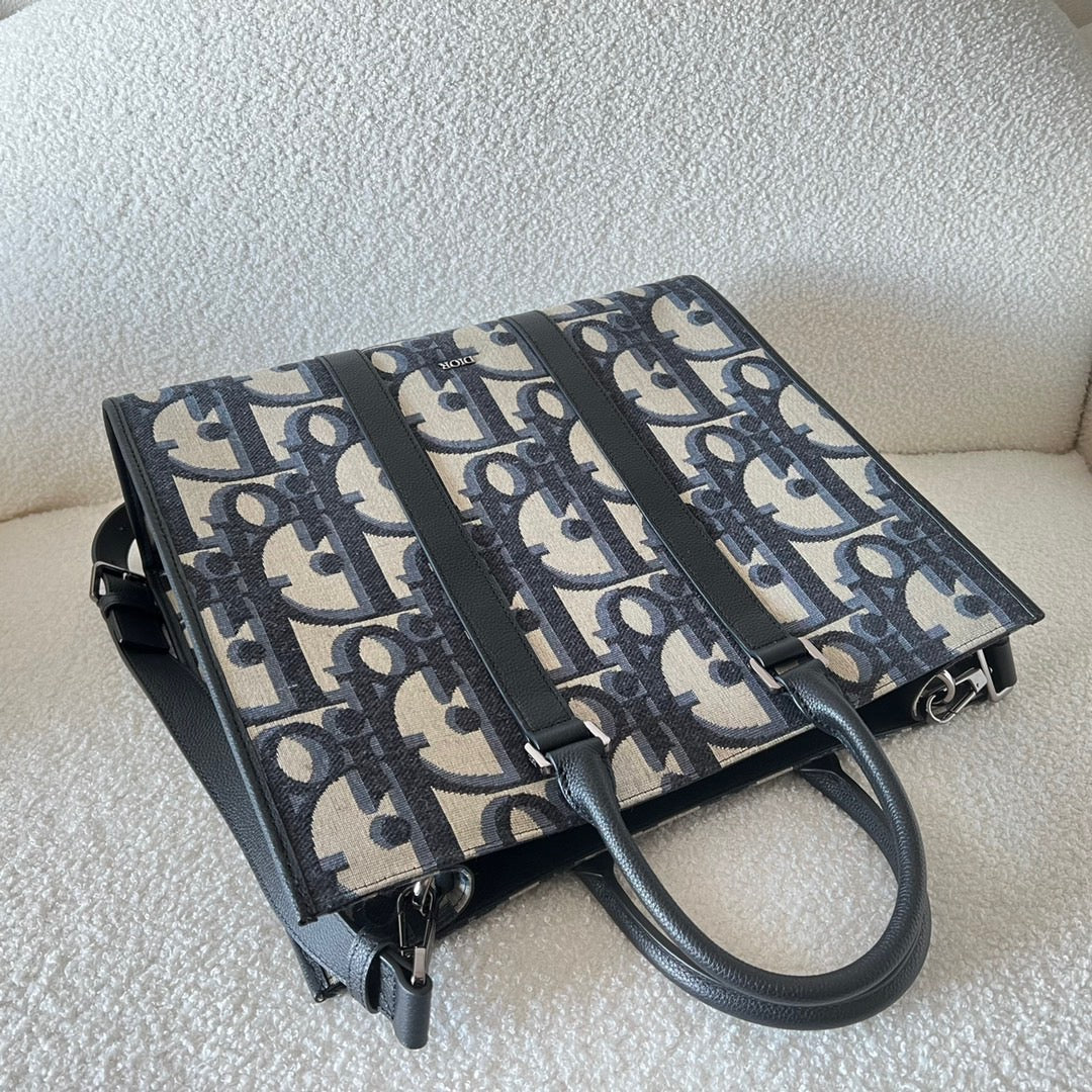 Blaue und schwarzgraue Tasche