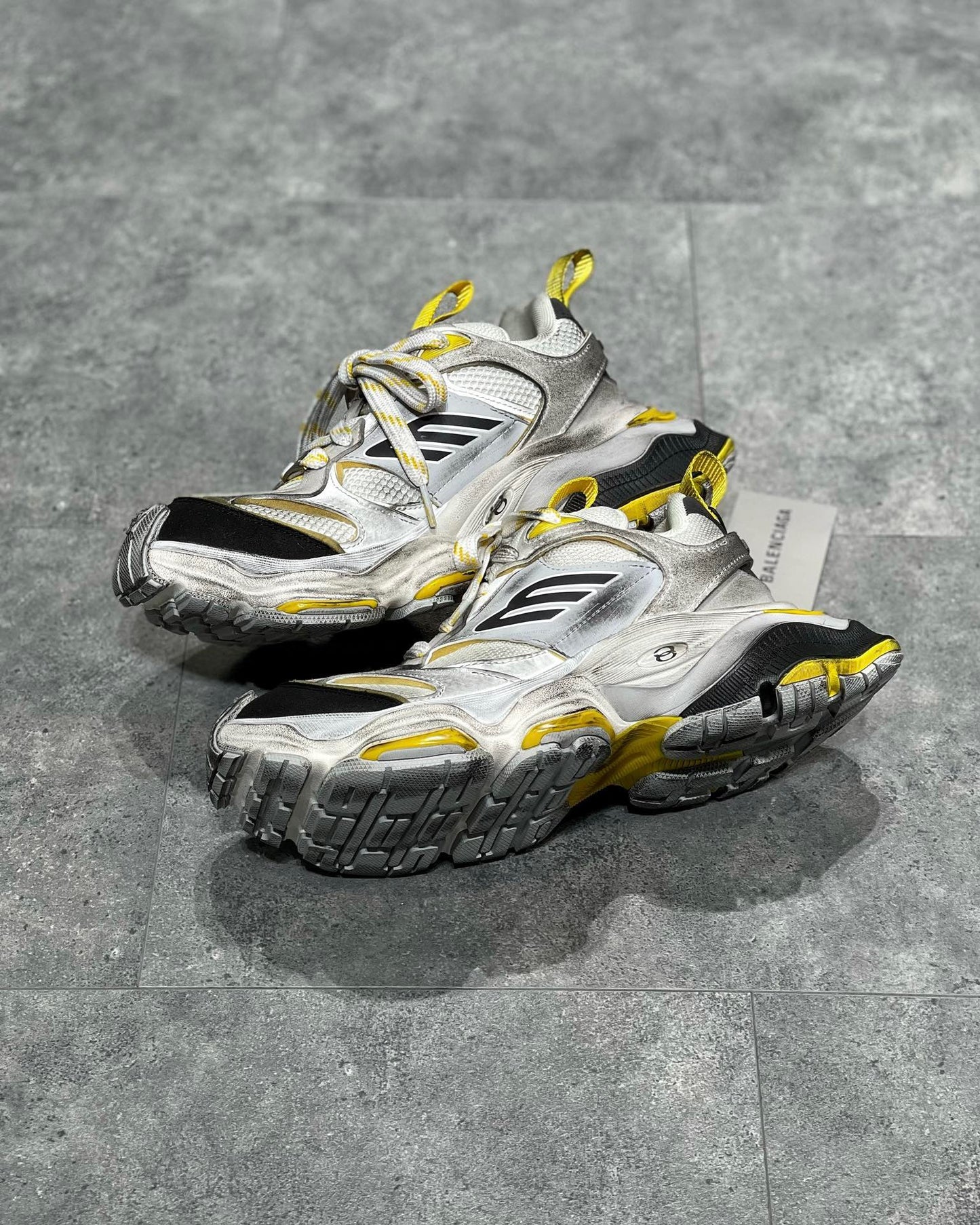 Silbergelbe Schuhe