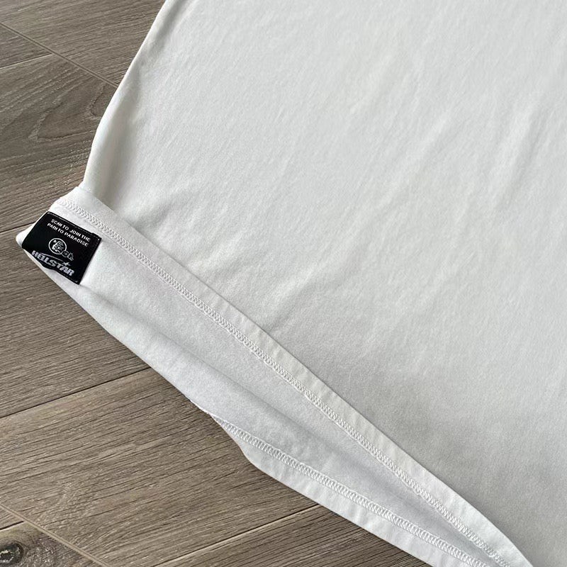 Weißes und blaues T-Shirt
