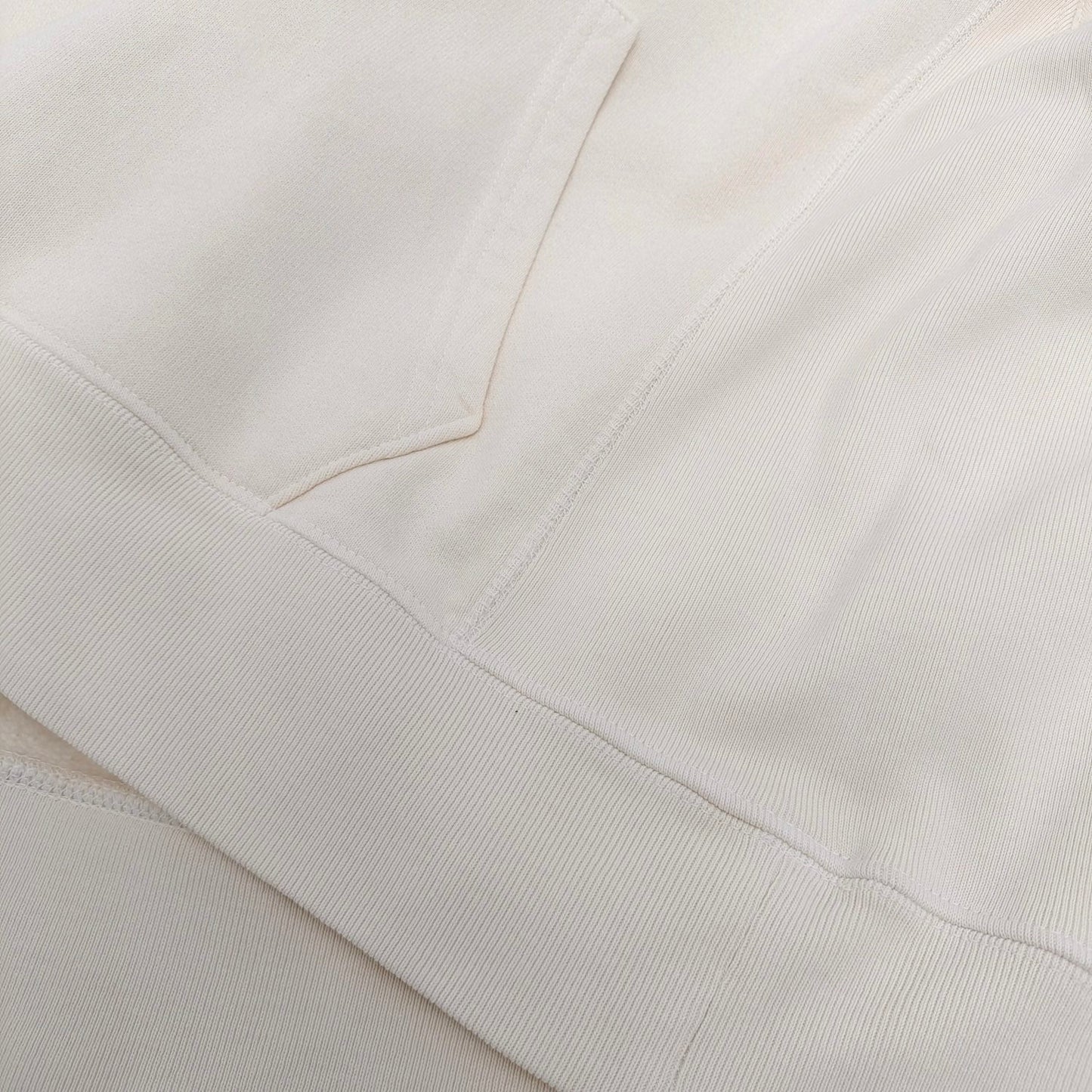 Sudadera con capucha blanca