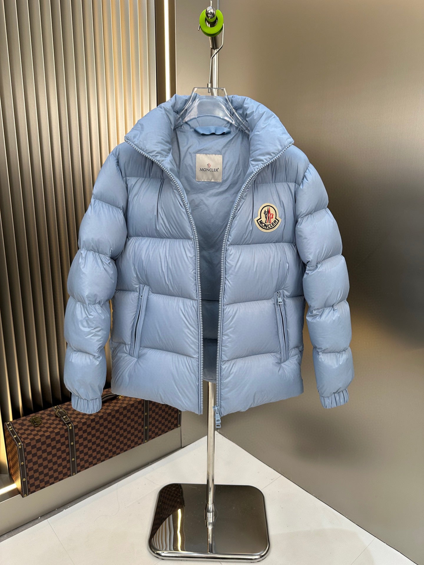 Chaqueta azul y negra