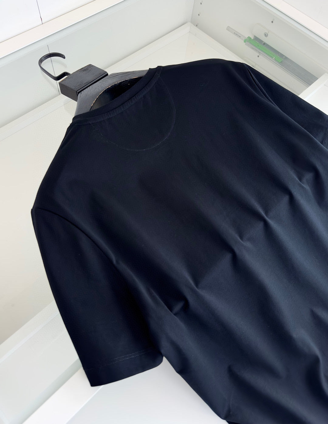 Schwarz-weißes T-Shirt