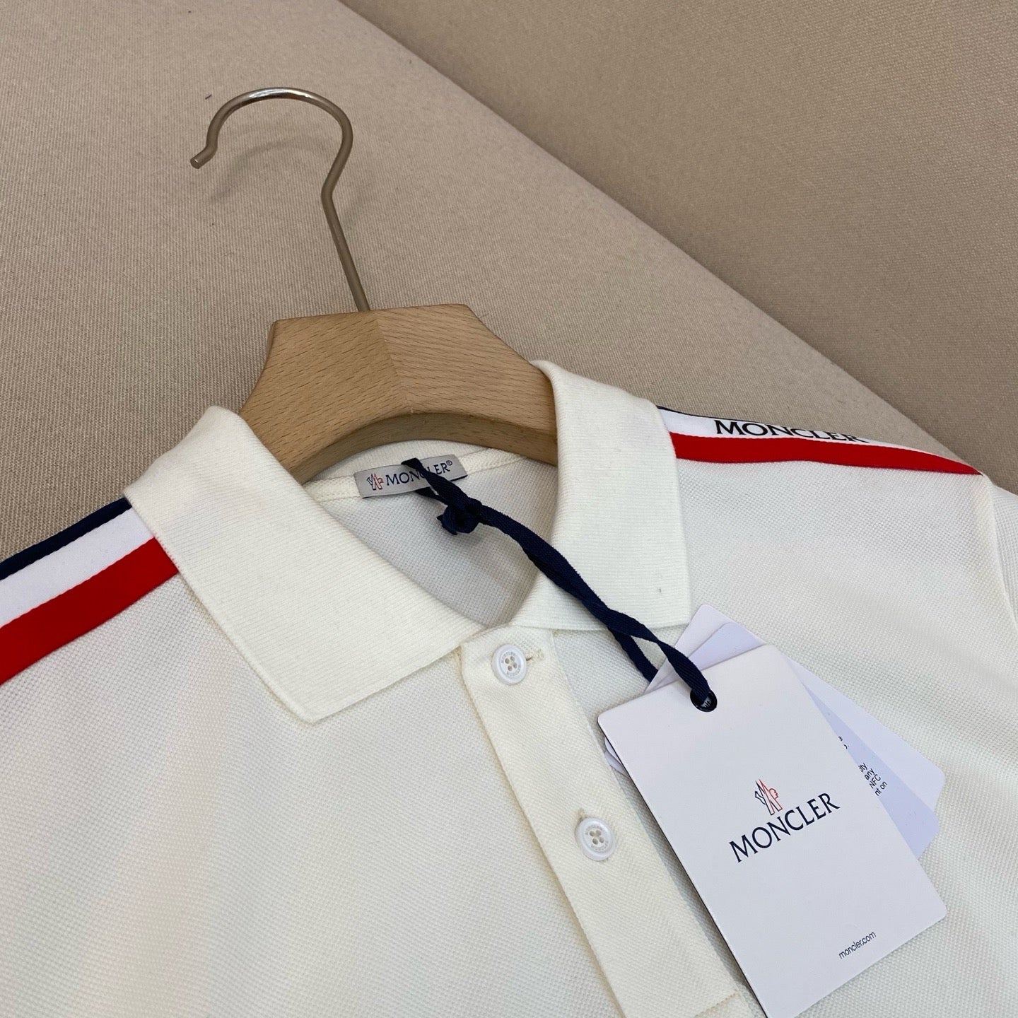 Camiseta blanca y negra