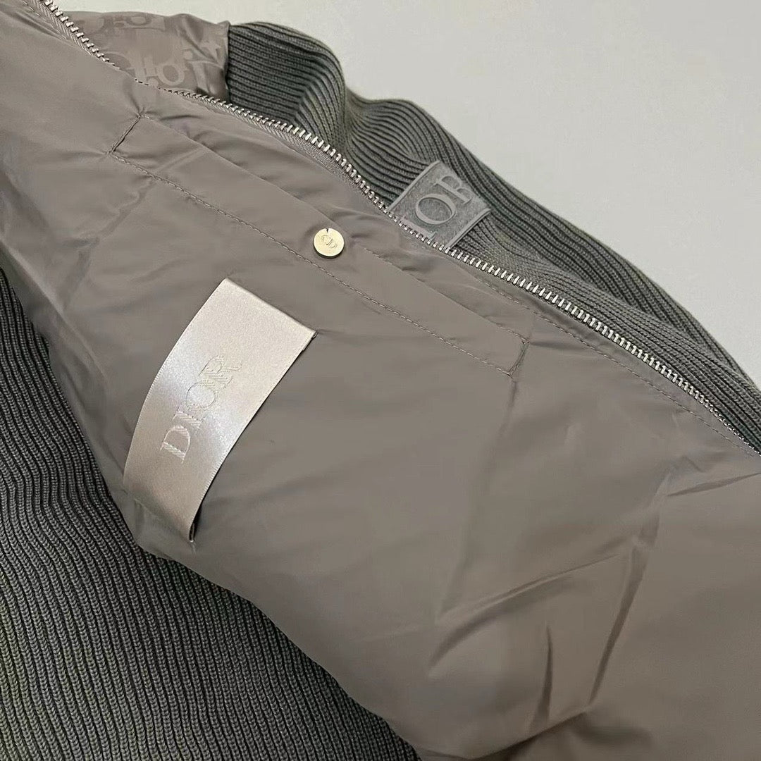 Schwarze, graue, blaue und weiße Jacke